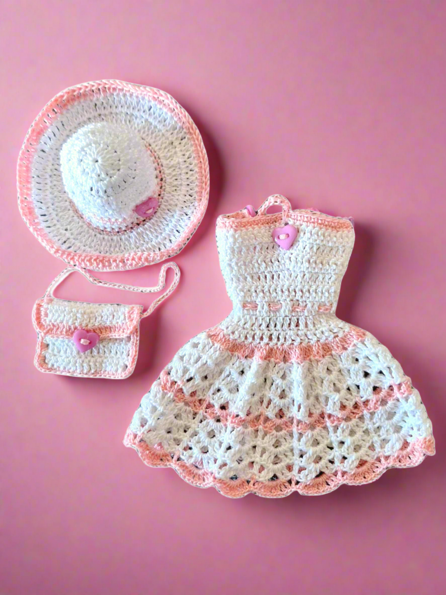 Fotografia somente da roupa, sem a boneca, para dar destaques às peças que estão para venda.