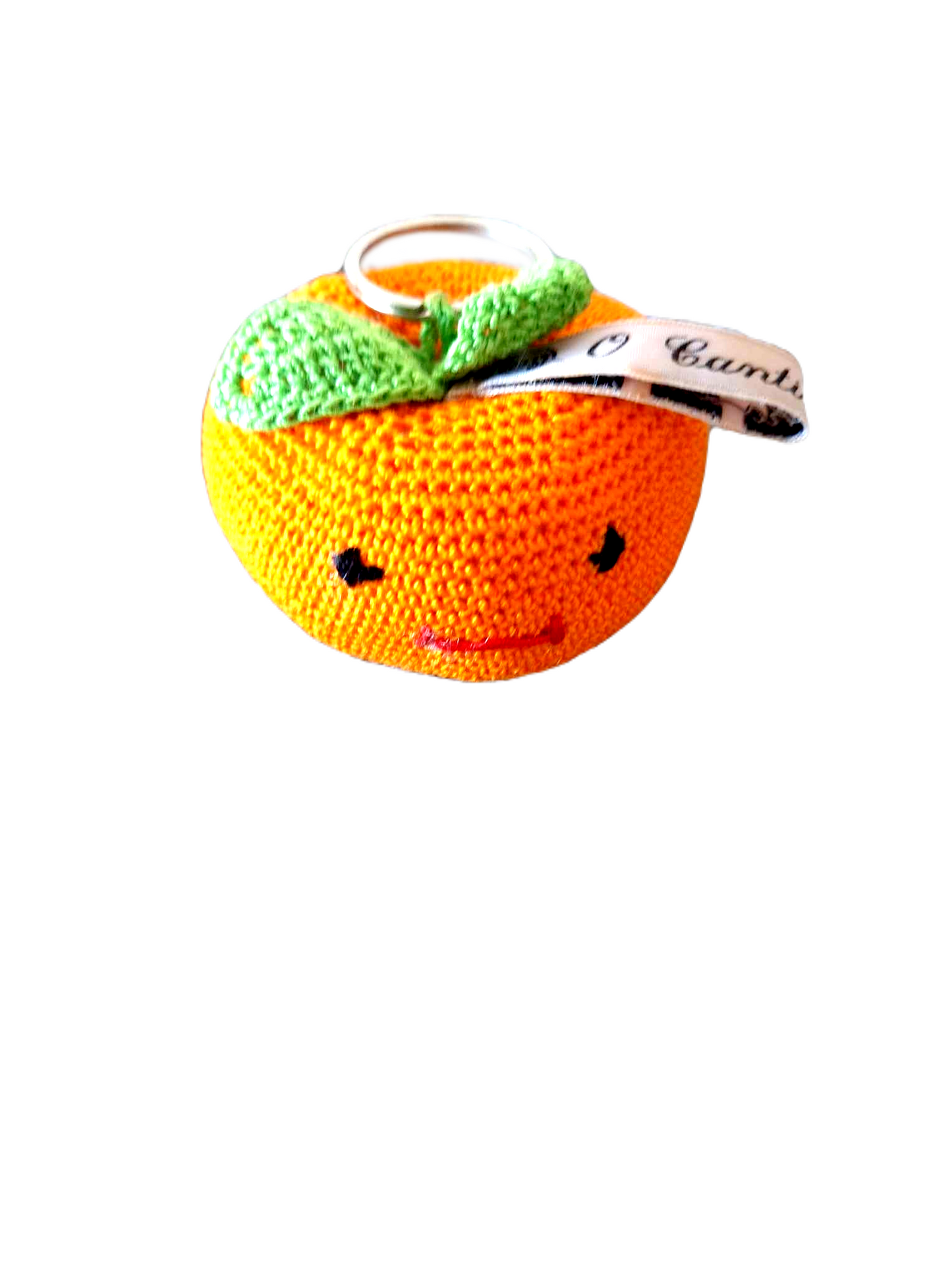 Porta Chaves com o formato de uma laranjinha com uma bonita expressão. Esta é completamente laranja, com a exceção das folhas verdes no topo da cabeça , os olhos pretos e o sorriso vermelho.