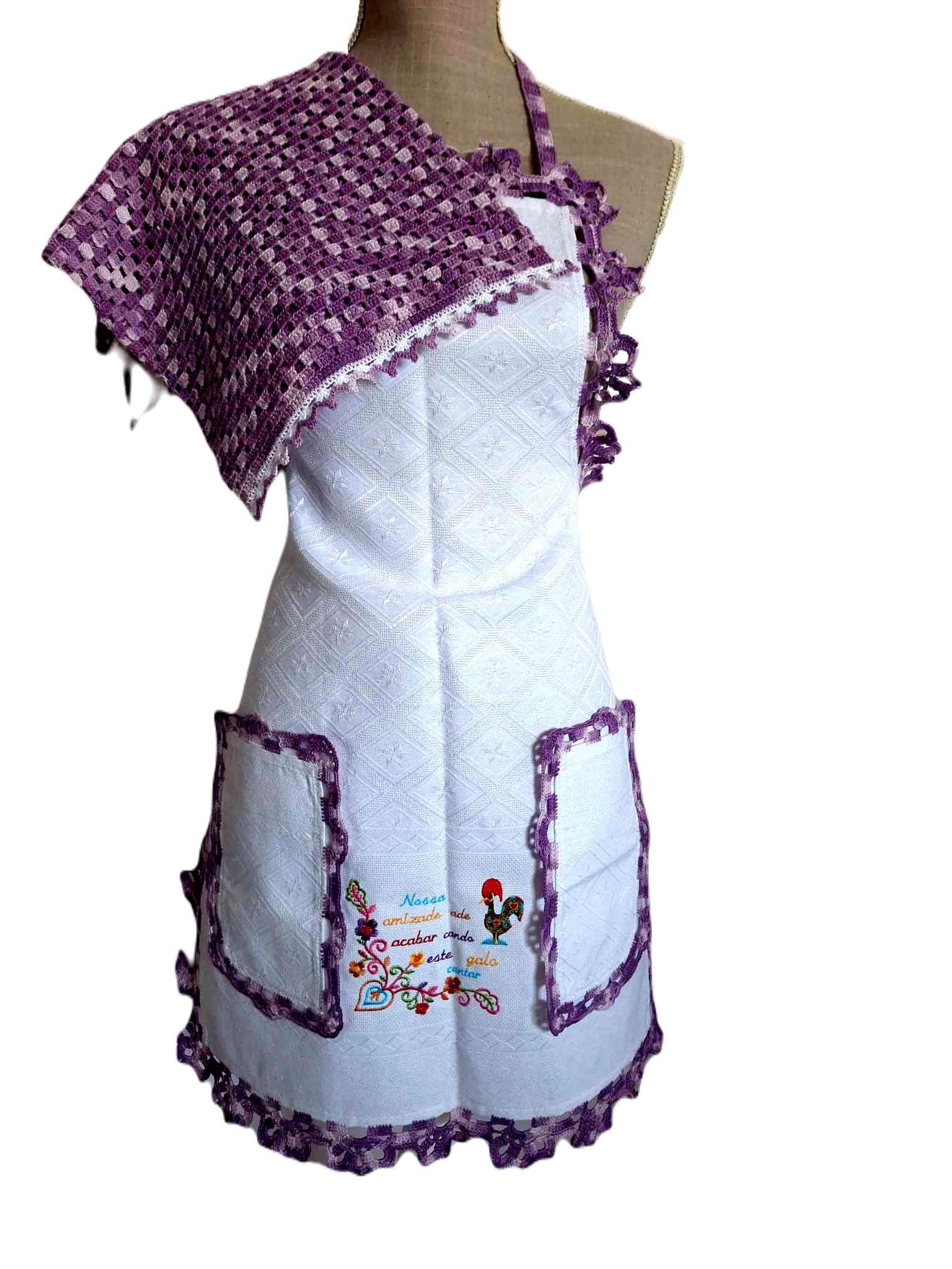 Bonito conjunto de avental e saco do pão. O avental é de tecido branco, 100% algodão, com picô roxo matizado a toda a volta e o saco do pão é completamente feito em crochet, da mesma cor do picô do avental.