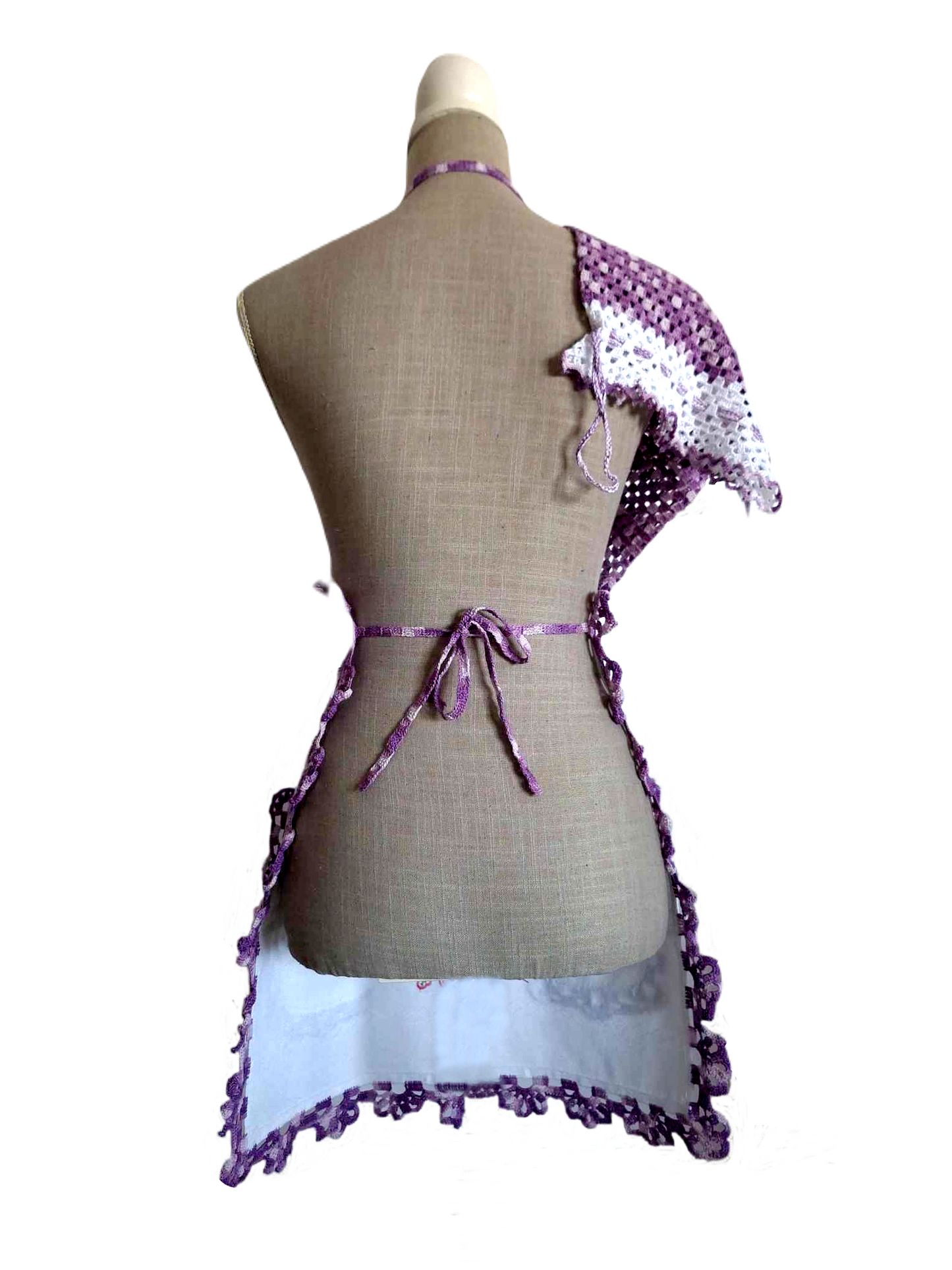 Parte de trás do nosso avental, para realçar que tanto a fita que passa atrás do pescoço, como as que o atam são em crochet.