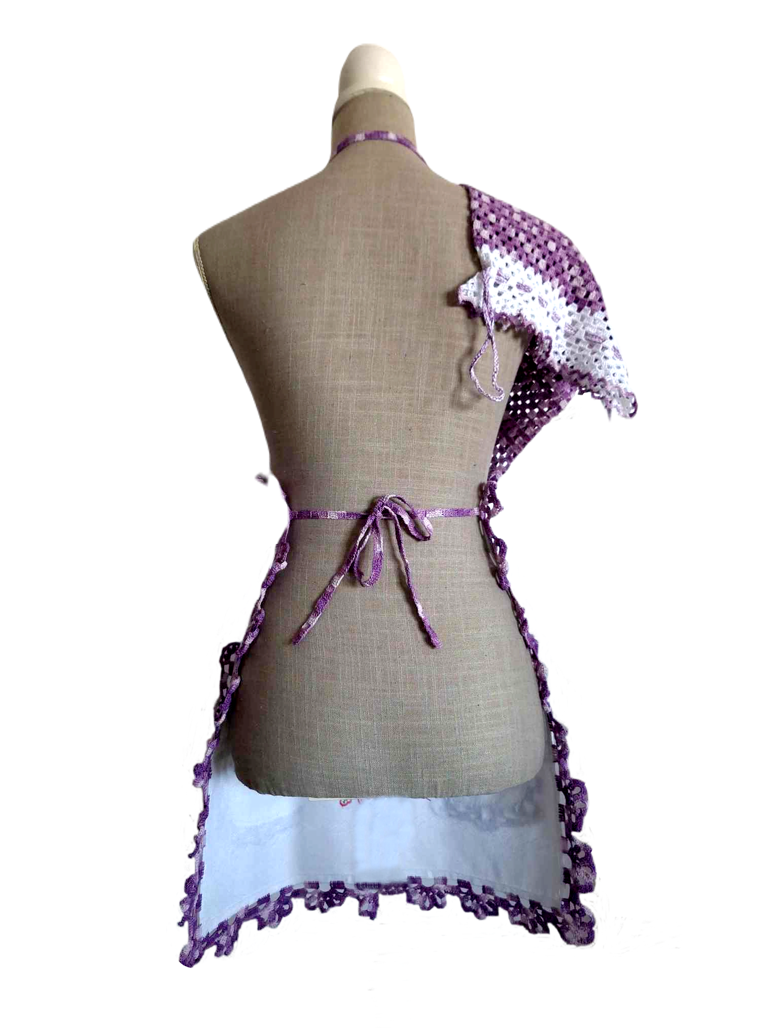Parte de trás do nosso avental, para realçar que tanto a fita que passa atrás do pescoço, como as que o atam são em crochet.