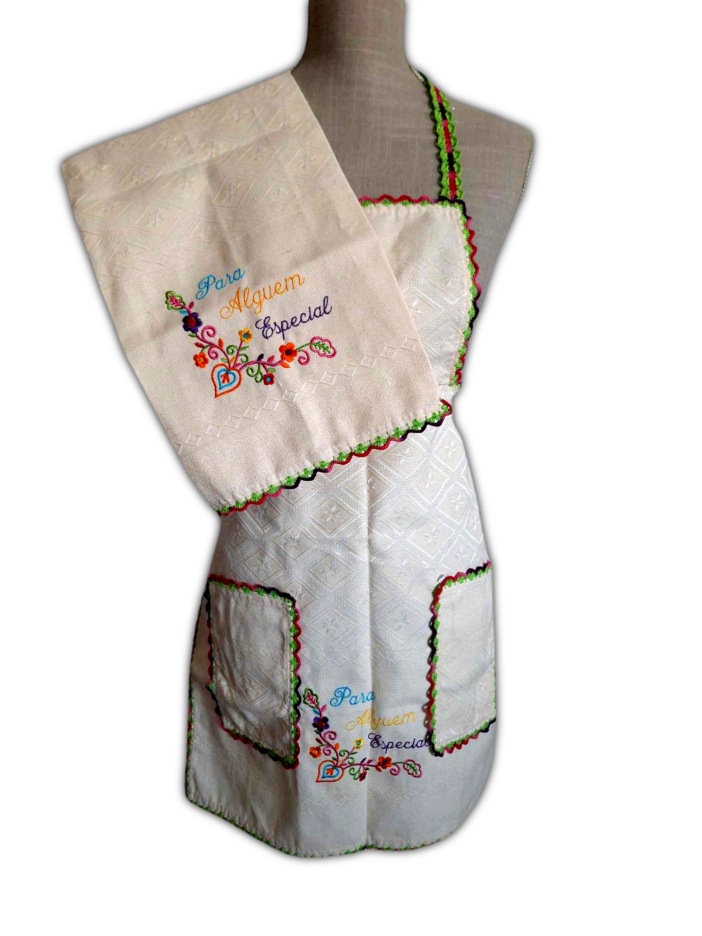 Bonito conjunto de avental e saco do pão. Ambos os artigos são feitos de tecido bege 100% algodão, com um picô multicor a toda a volta.