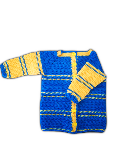 Casaquinho de bebé em crochet, de manga comprida, com botões na frente. É feito em duas cores vibrantes: azul royal e amarelo vivo. O corpo do casaco é maioritariamente azul, com finas riscas amarelas horizontais. As mangas são amarelas com riscas finas em azul. A frente tem uma abertura com três botões amarelos em forma de flor. O acabamento ao longo da gola, frente e bainha também é feito em amarelo, criando um bonito contraste. A textura é macia e espessa, ideal para aquecer em dias frescos.