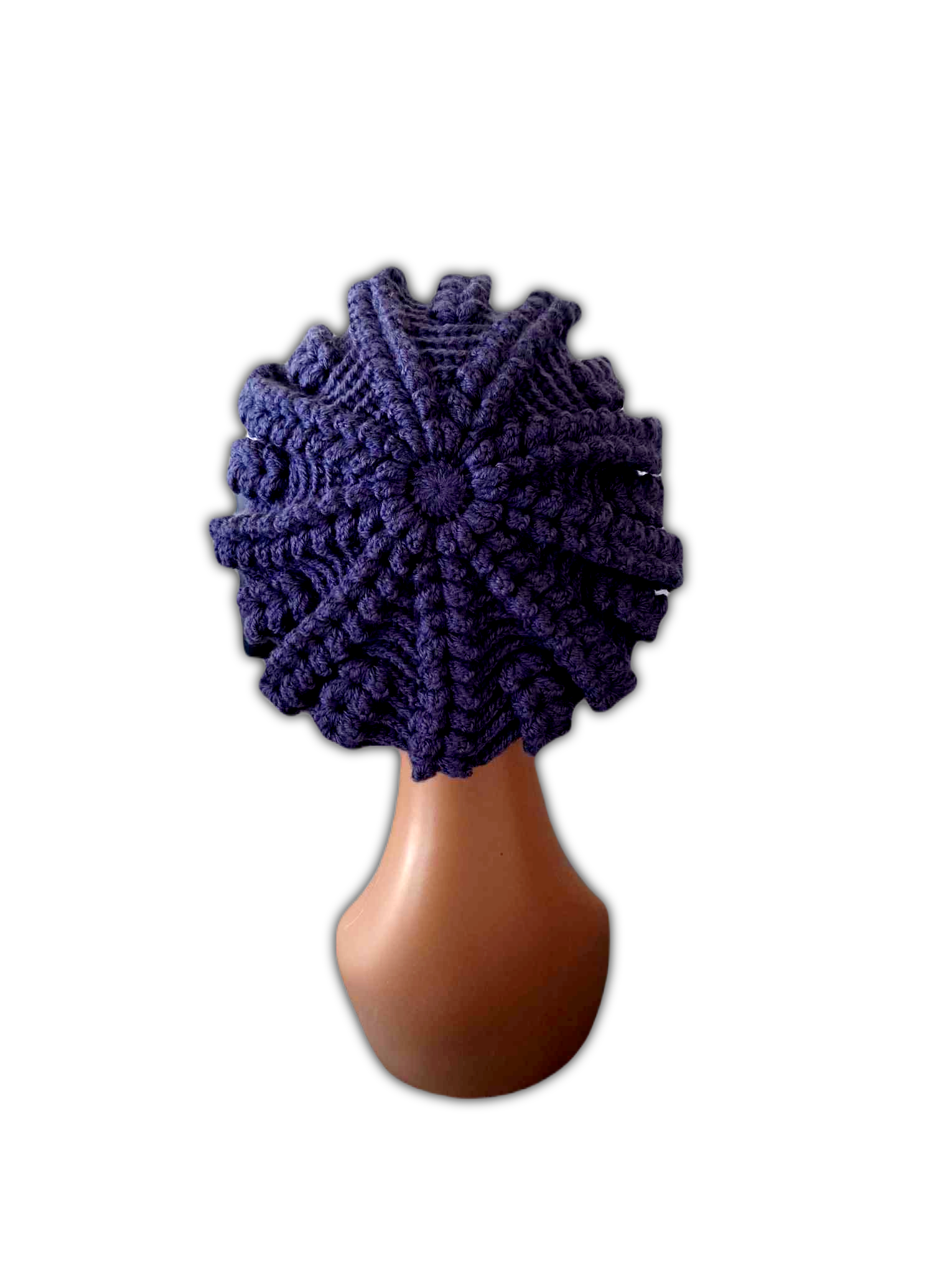 Parte de trás da boina, onde se destaca o bonito padrão de crochet feito com ponto "pipoca".