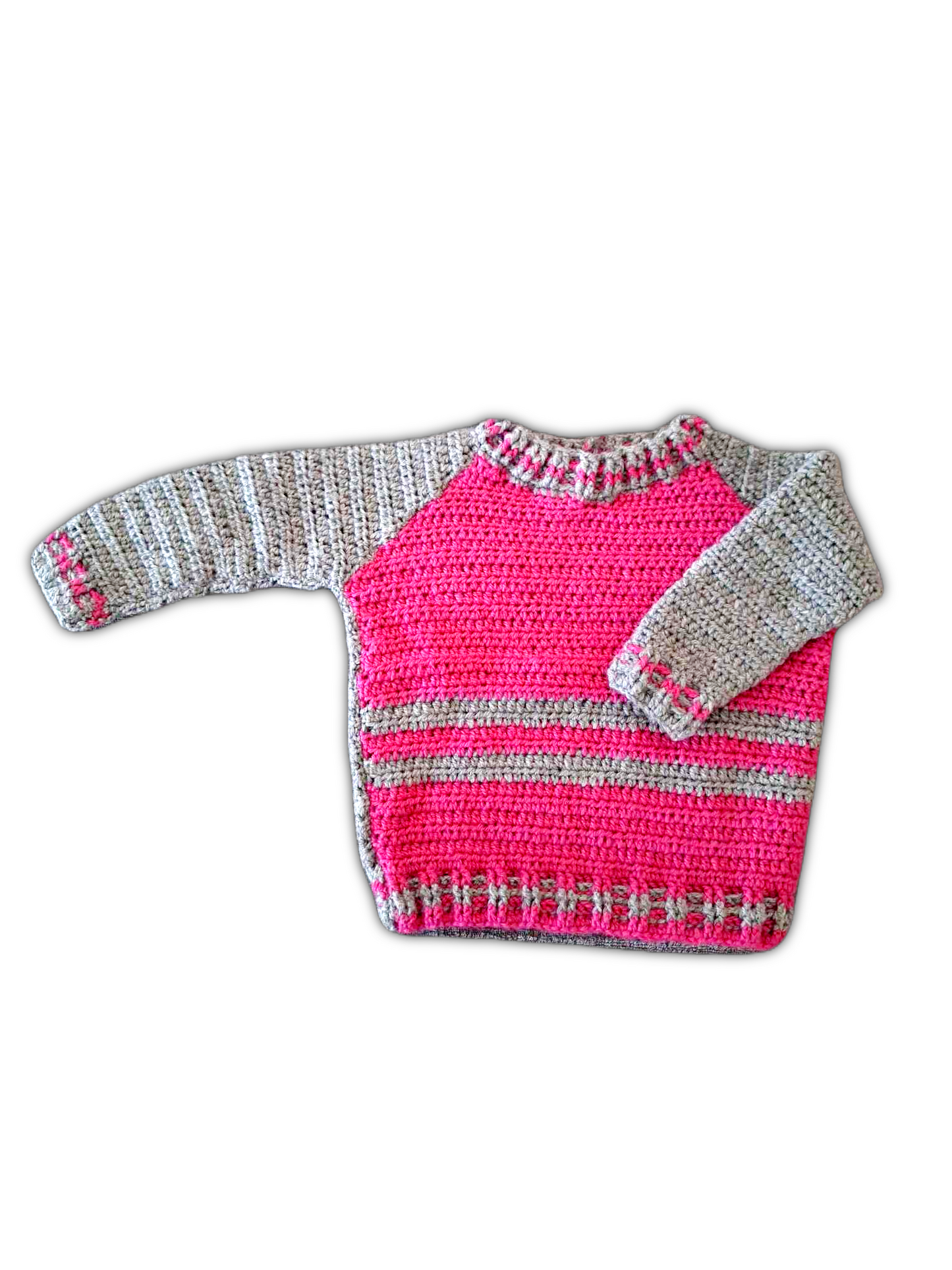 Camisola de bebé em crochet de manga comprida, feita com duas cores principais: rosa forte e cinzento claro mesclado. A parte do tronco da camisola é inteiramente rosa, com duas faixas horizontais em cinzento ao nível da barriga e peito. As mangas são totalmente em cinzento, com detalhes em rosa nas extremidades dos punhos. A gola, os punhos e a bainha inferior têm acabamento elástico em ponto de barra, alternando as duas cores num padrão intercalado. A gola é redonda, ligeiramente subida também em cinzento