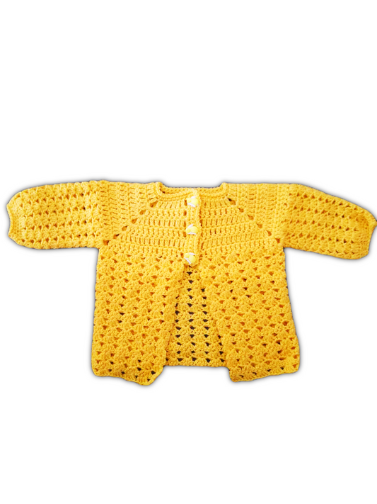 Casaco inteiramente amarelo vivo, com manga comprida e corte simples e confortável para bebés de 1 a 3 meses. Tem três pequenos botões frontais, todos em forma de coelhinho, acrescentando um detalhe encantador e delicado. A gola, os punhos e a bainha apresentam um acabamento em ponto bem definido, que dá um toque de textura suave ao casaco. O amarelo forte e alegre do fio destaca-se em qualquer ocasião, enquanto o design prático facilita o vestir e despir do bebé, garantindo conforto e estilo ao mesmo tempo