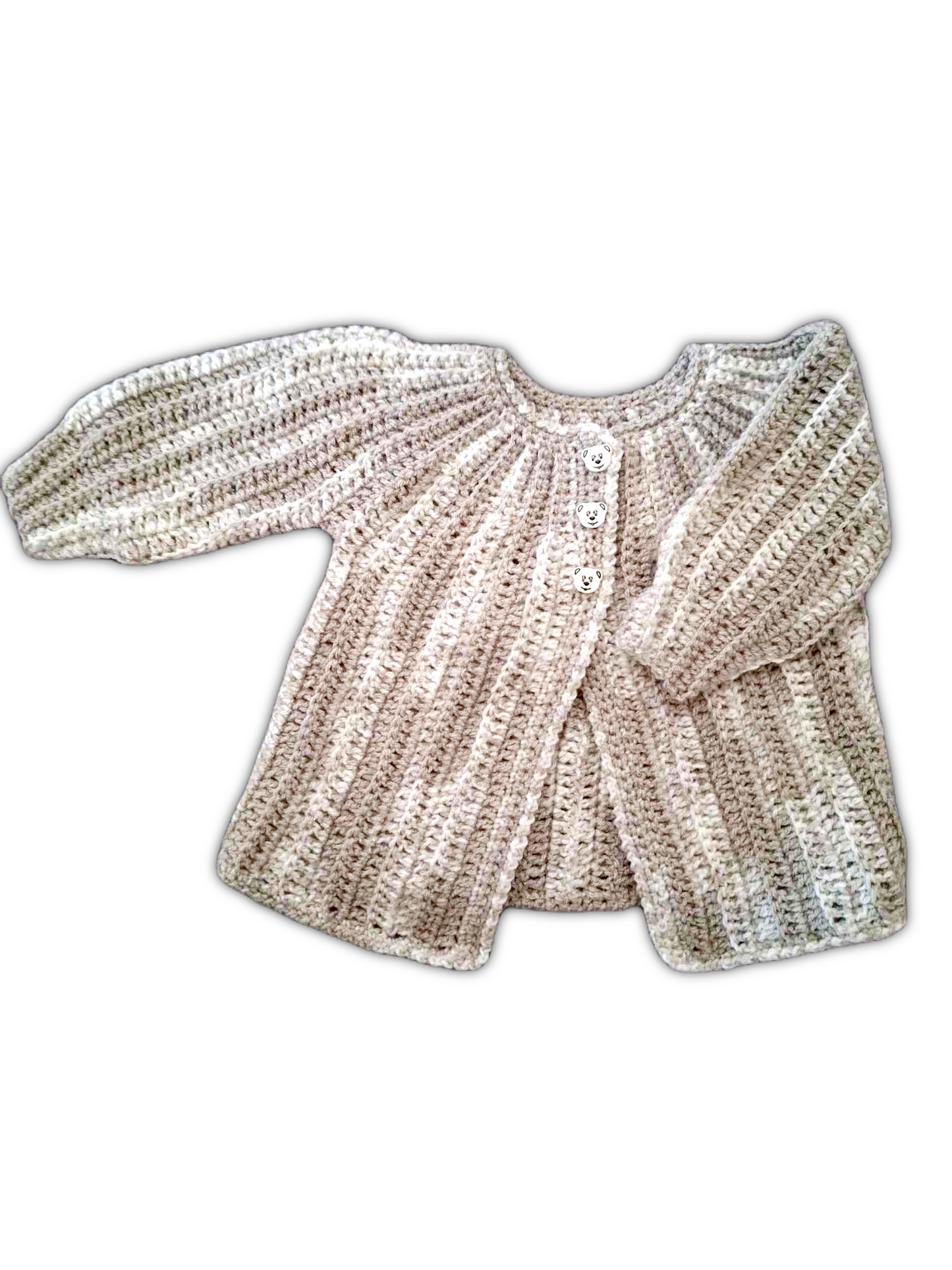 Casaquinho de bebé em crochet, em tons suaves de branco, bege e cinzento com padrão de riscas verticais. Tem mangas compridas, gola redonda e fecha com três botões brancos com carinhas de ursinho. A peça tem um ar delicado e aconchegante.