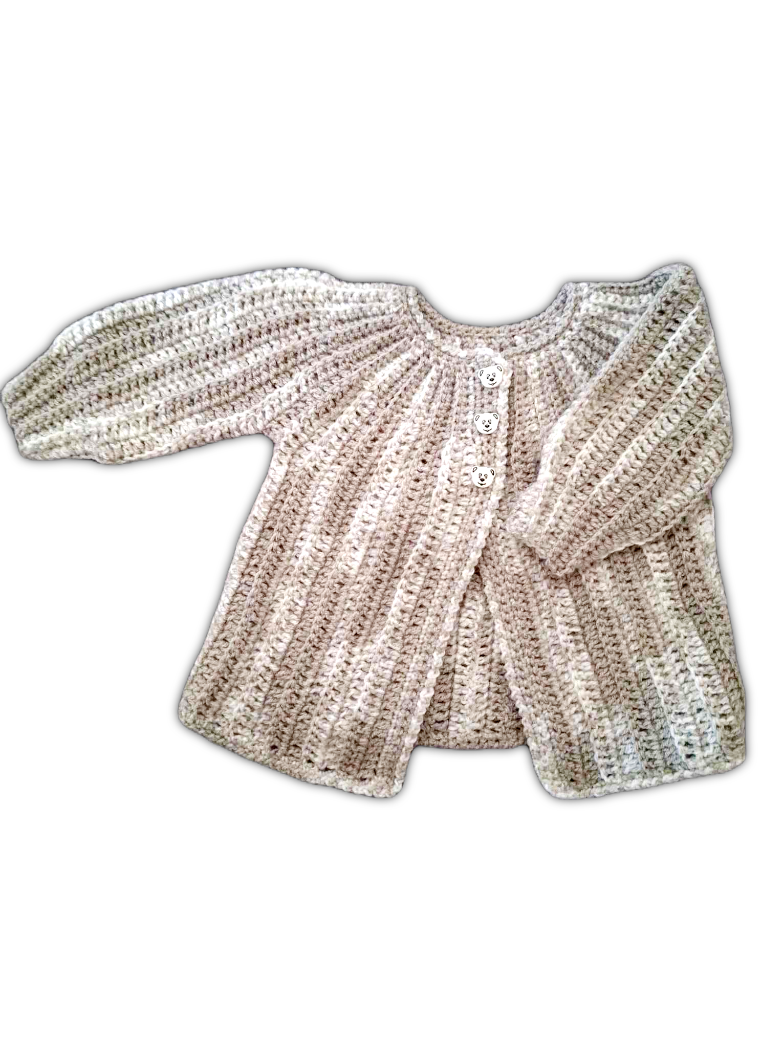 Casaquinho de bebé em crochet, em tons suaves de branco, bege e cinzento com padrão de riscas verticais. Tem mangas compridas, gola redonda e fecha com três botões brancos com carinhas de ursinho. A peça tem um ar delicado e aconchegante.