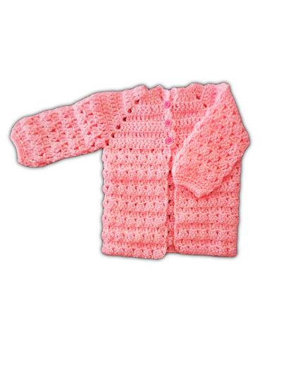 Casaco de bebé em crochê cor-de-rosa claro. A parte superior do corpo e das mangas tem um ponto fechado com pequenos detalhes furados nas cavas. A parte inferior do corpo e as mangas apresentam um padrão em relevo com textura ondulada. O casaco tem gola redonda, mangas compridas e fecha à frente com quatro botões cor-de-rosa.