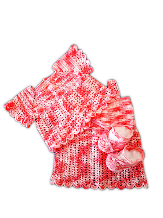 Conjunto de bebé com três peças em dois tons de rosa: casaquinho, vestido e sapatinhos. O casaquinho tem um padrão rendado delicado e é fechado à frente com botões. O vestido e os sapatos combinam perfeitamente com o casaco, criando um visual harmonioso e muito feminino.