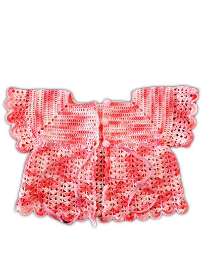 Parte de trás do casaquinho com os botões fora das casas e o lacinho desapertado.