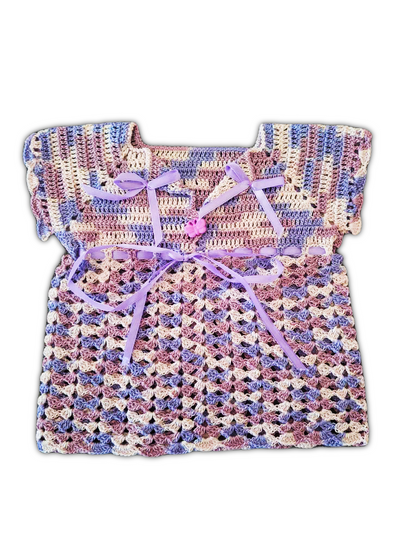 Parte de trás da blusa igual a parte da frente mas com a exceção de 3 lacinhos lilás, dois perto da zona do ombro e um lacinho com fitinha que passa a volta da cintura. Tem ainda um botão rosa em forma de borboleta para ajudar a vestir e despir.