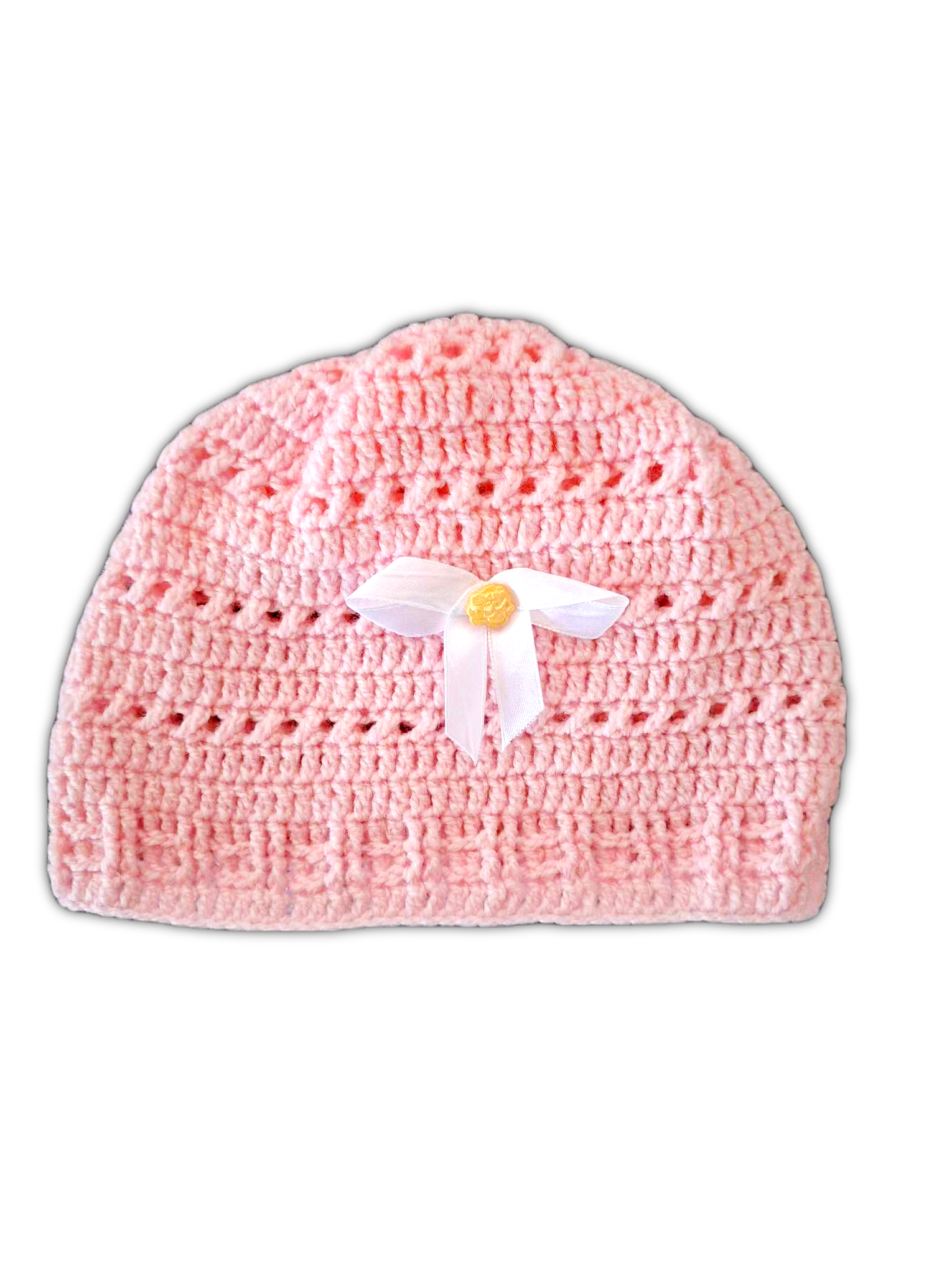 Parte da frente do gorro totalmente cor de rosa adornado com um pequeno lacinho branco e um botãozinho dourado em forma de flor.