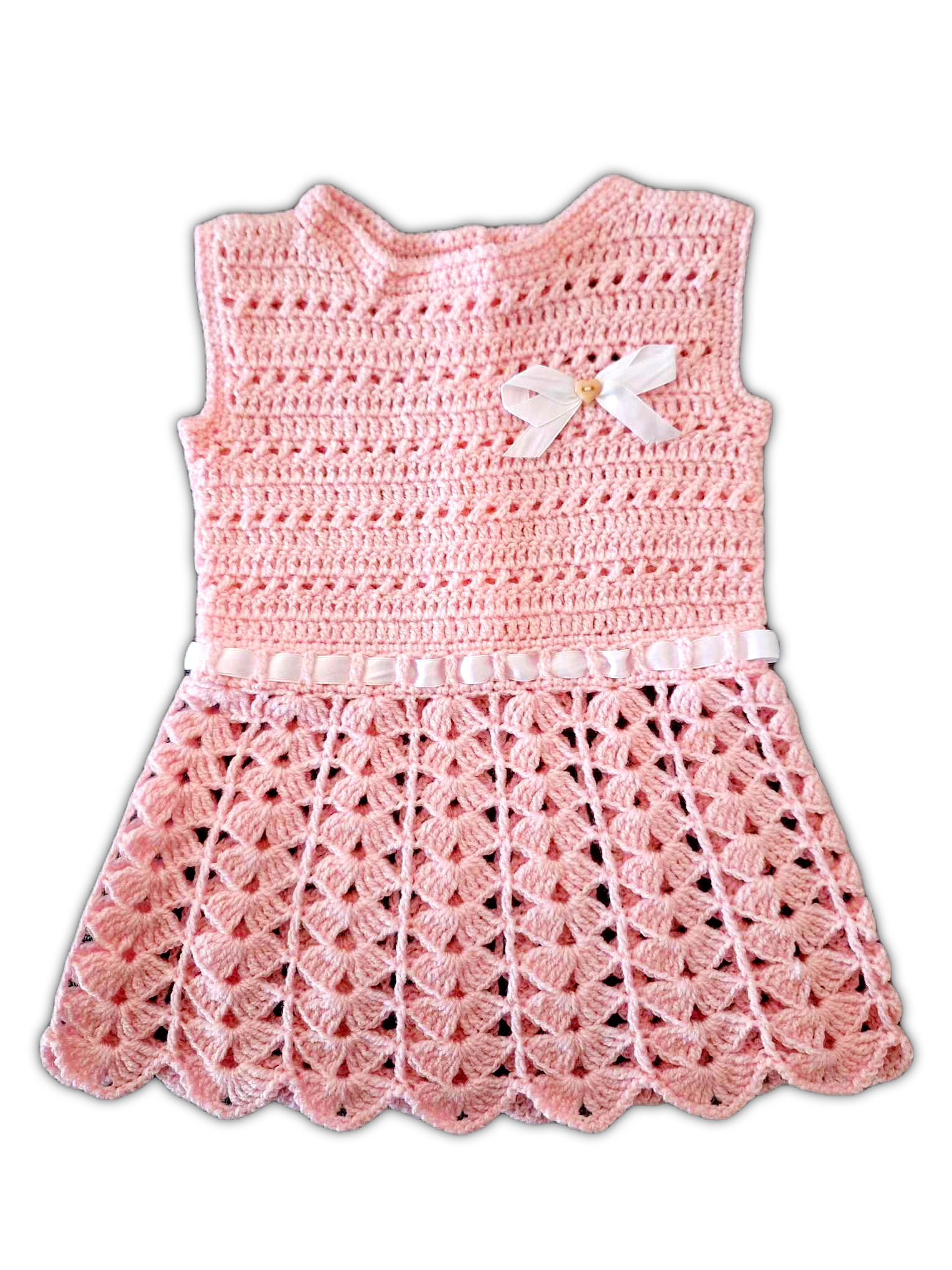 Parte da frente do vestido, este é totalmente cor de rosa com a exceção de um lacinho branco no peito e uma fitinha também branca a passar a volta da cintura.
