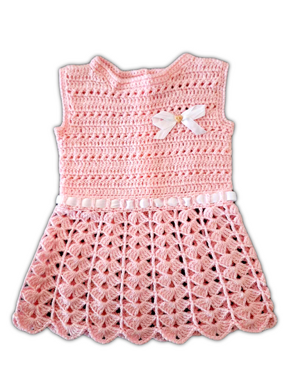Parte da frente do vestido, este é totalmente cor de rosa com a exceção de um lacinho branco no peito e uma fitinha também branca a passar a volta da cintura.