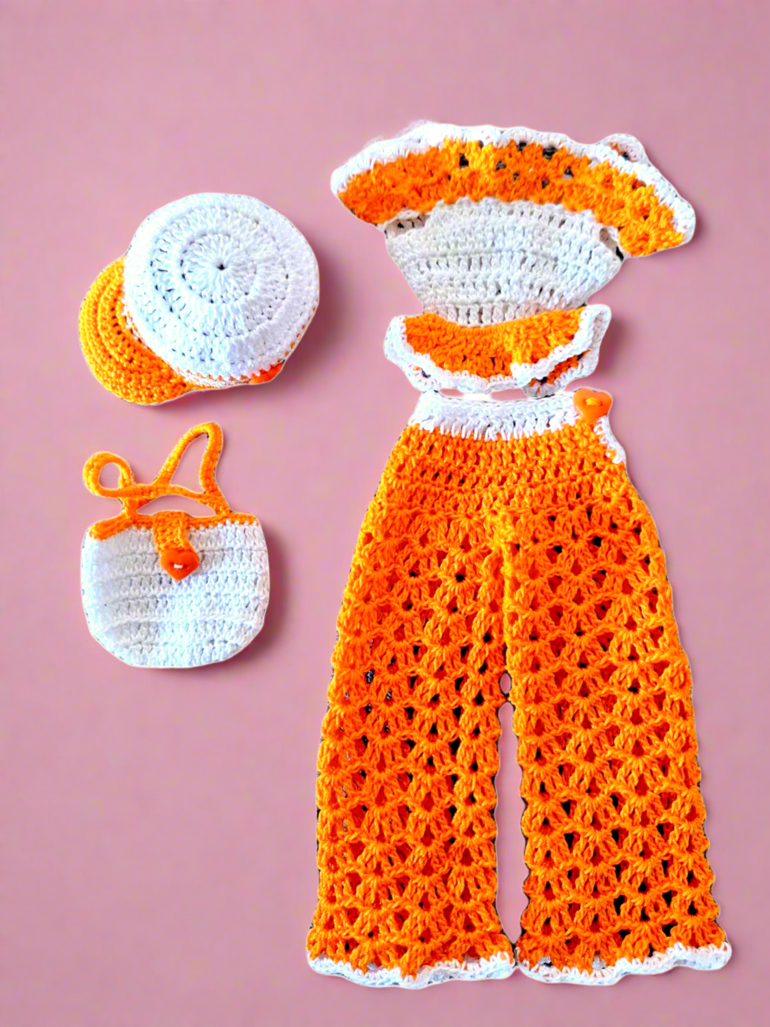 Fotografia somente da roupa sem a boneca, para dar destaque as peças que estão para venda.