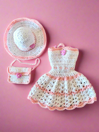 Fotografia somente da roupa, sem a boneca, para dar destaques às peças que estão para venda.