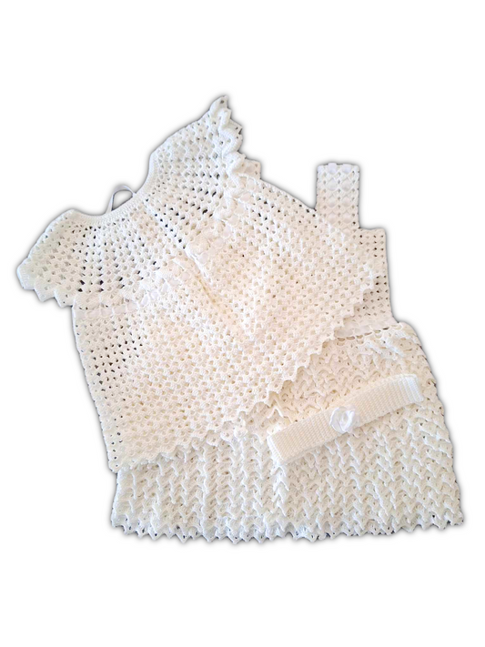 Conjunto de bebé para batizado em branco puro, com três peças: casaquinho, vestido e fita. O casaquinho tem detalhes trabalhados em ponto rendado e fecho com botões brancos e uma fitinha branca. 
O vestido é apertado e desapertado através de finas fitas brancas bastante elegantes. A fita para a cabeça é delicada, ideal para ocasiões especiais.