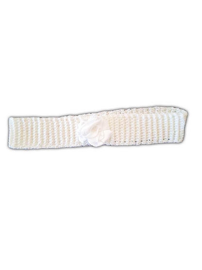 Parte da frente da fita para a cabeça que tal como o resto do conjunto é totalmente branca adornada com uma delicada flor de tecido no meio.