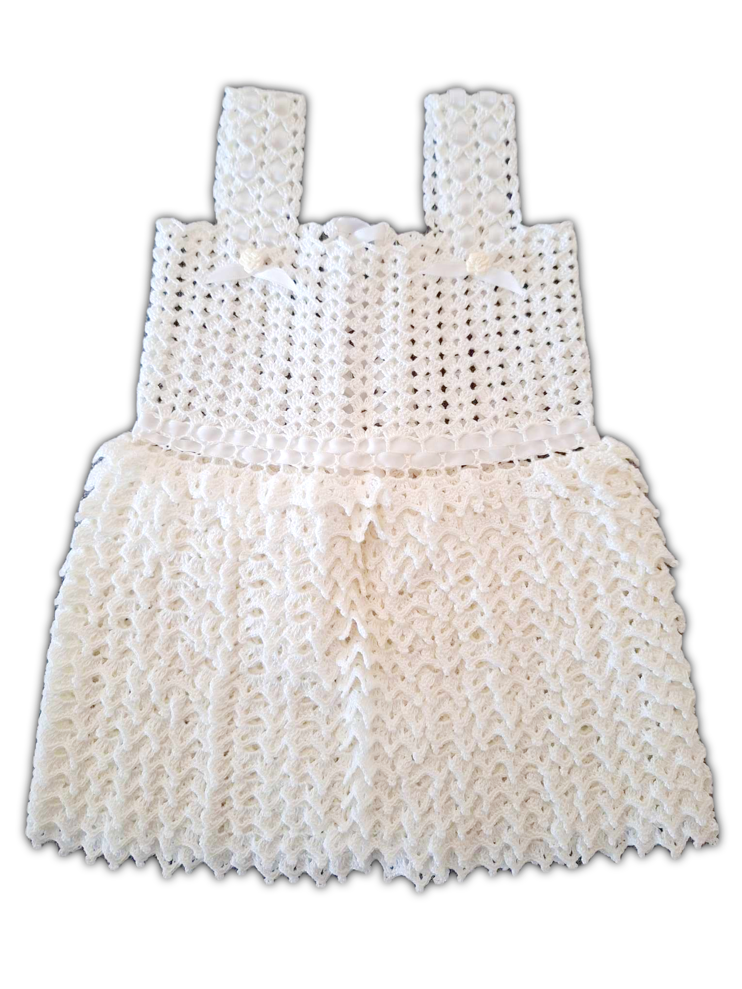 Parte da frente do vestido. Este é de alças e totalmente branco. O únicos adornos que tem são dois lacinhos brancos cada um com uma pequeníssima flor branca perto das alças.