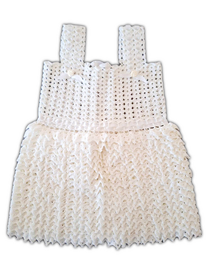Parte da frente do vestido. Este é de alças e totalmente branco. O únicos adornos que tem são dois lacinhos brancos cada um com uma pequeníssima flor branca perto das alças.