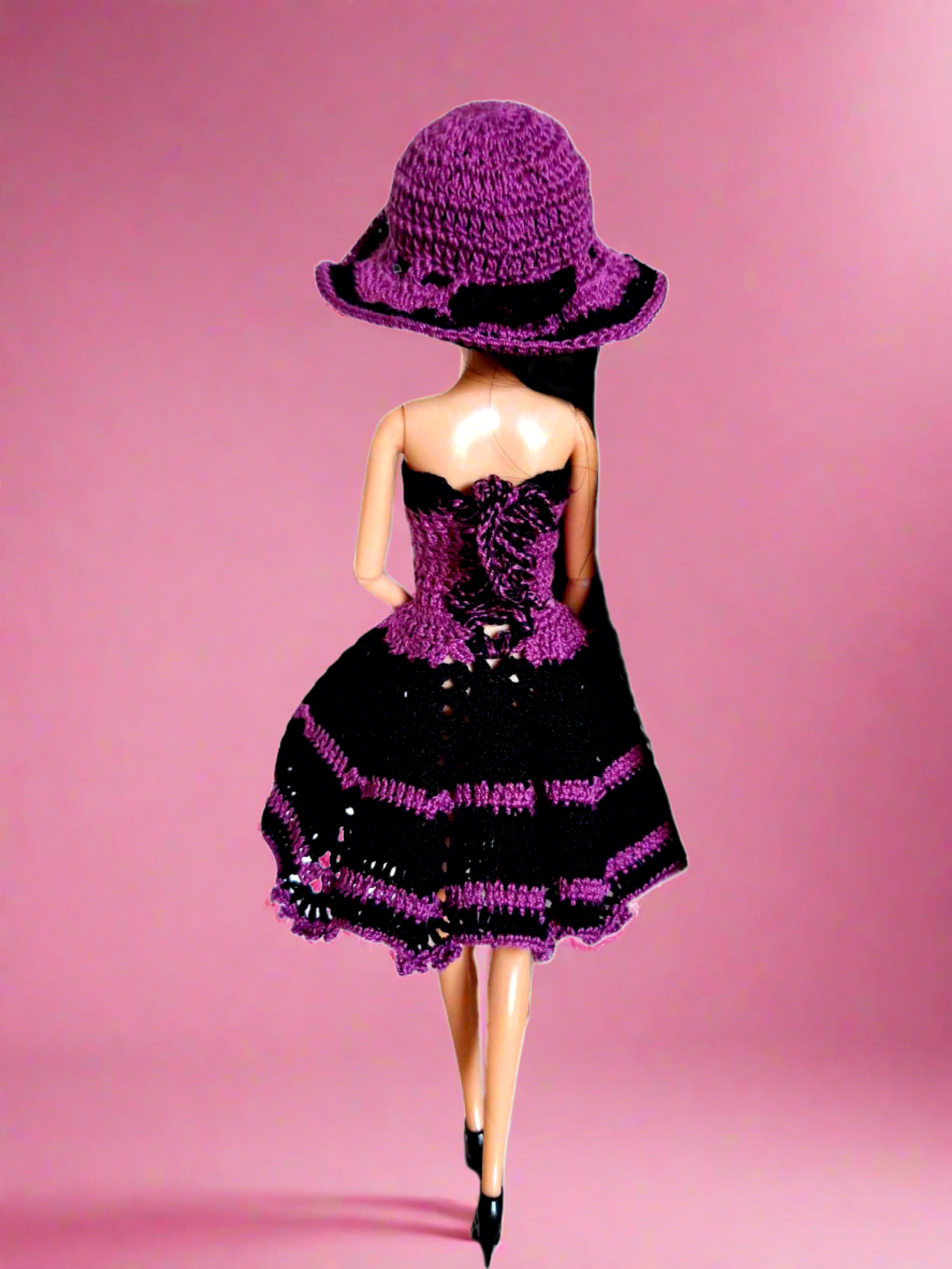 Parte de trás para destacar as costas do vestido, que é apertado como um corpete. É de destacar também que o chapéu tem um fio que o adorna com um bonito laço.