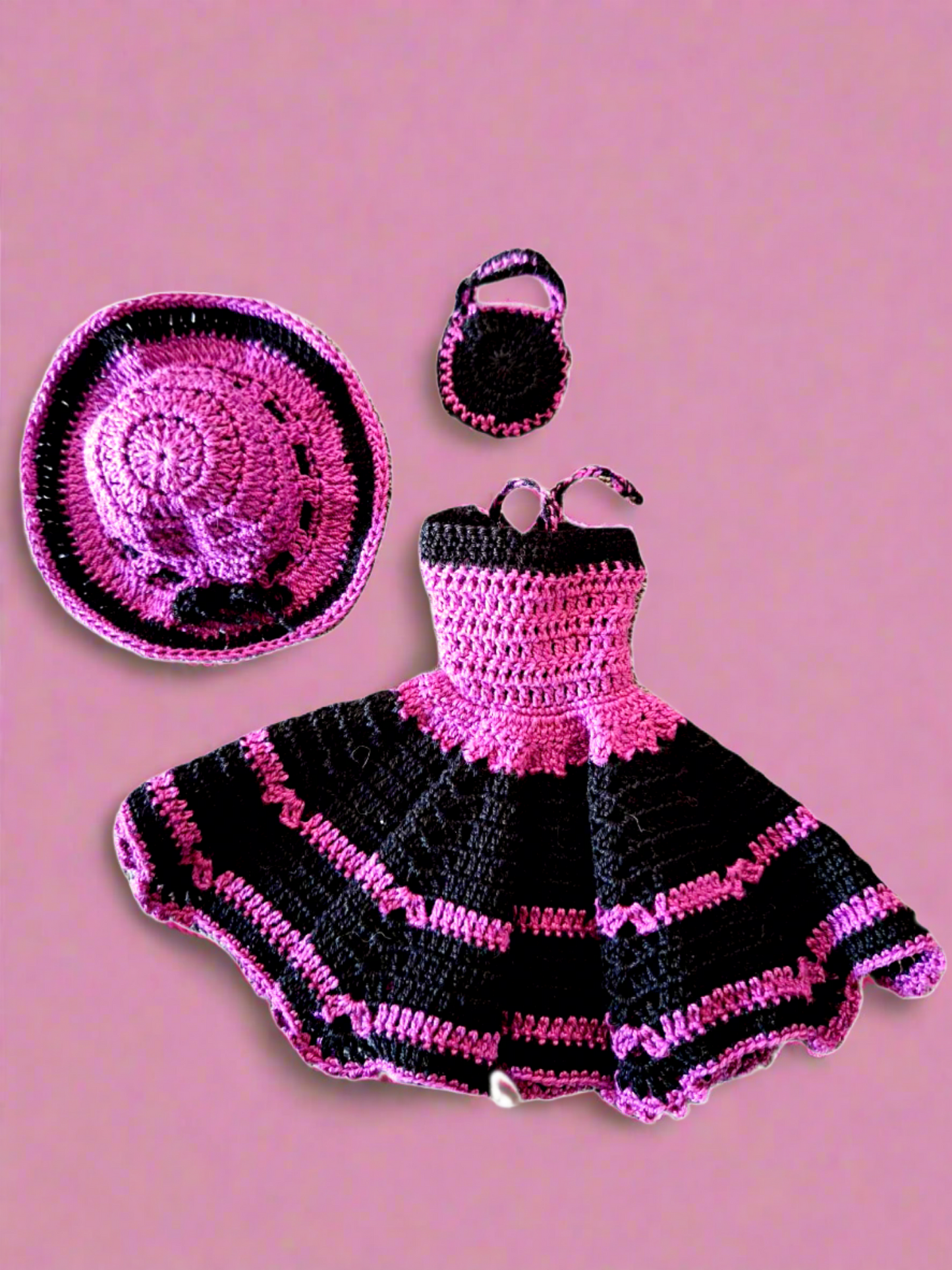 Fotografia somente da roupa, sem a boneca, para dar destaque ás peças que estão para venda.