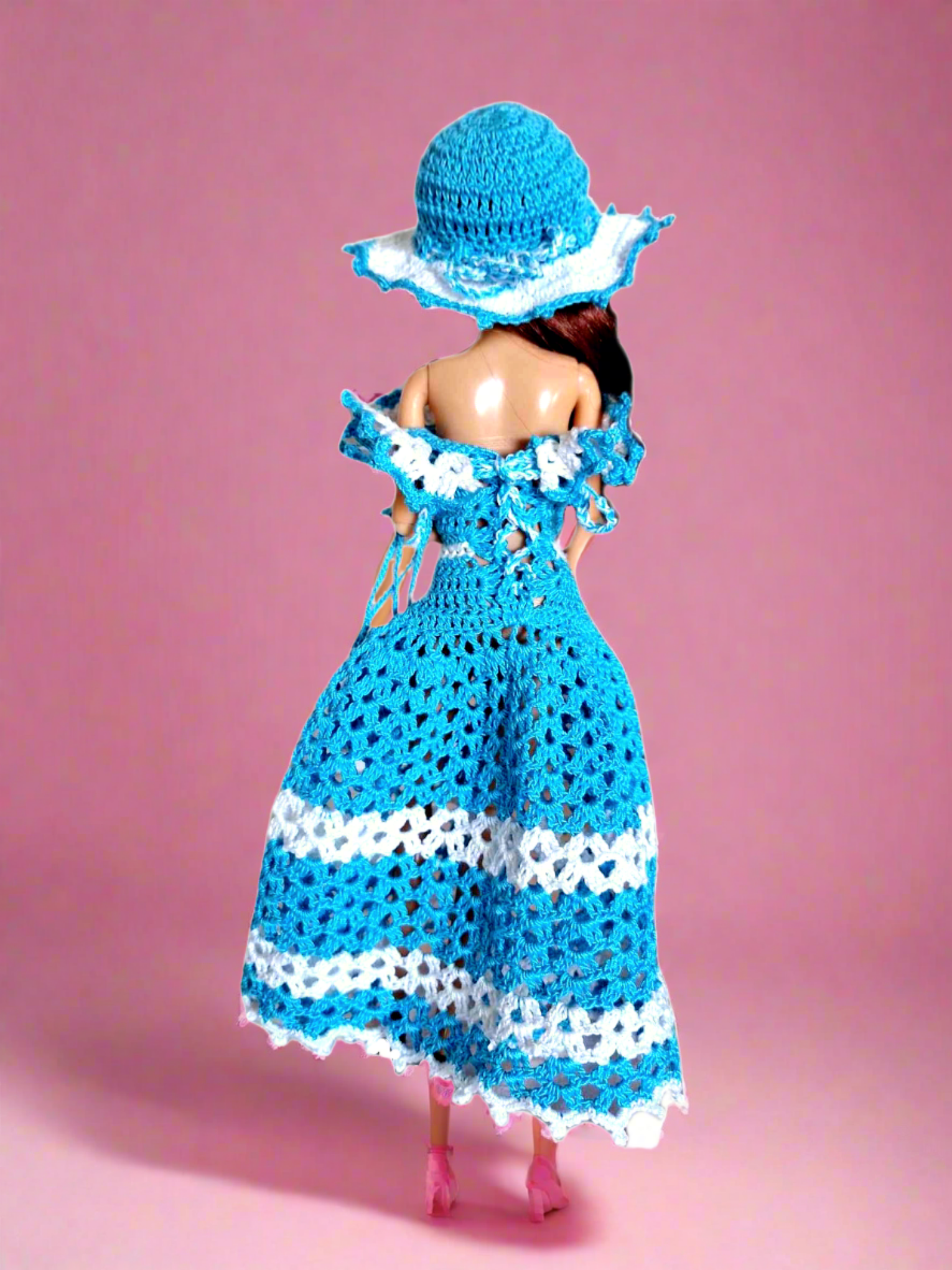 Parte de trás para dar destaque as costas do vestido que é apertado como um corpete. É de destacar também que o chapéu tem um fio que o adorna com um bonito laço.