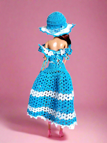 Parte de trás para dar destaque as costas do vestido que é apertado como um corpete. É de destacar também que o chapéu tem um fio que o adorna com um bonito laço.