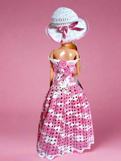Parte de trás para dar destaque ás costas dos vestidos que é apertado como um corpete. Destaca-se ainda o elegante laço em cetim rosa no chapéu.