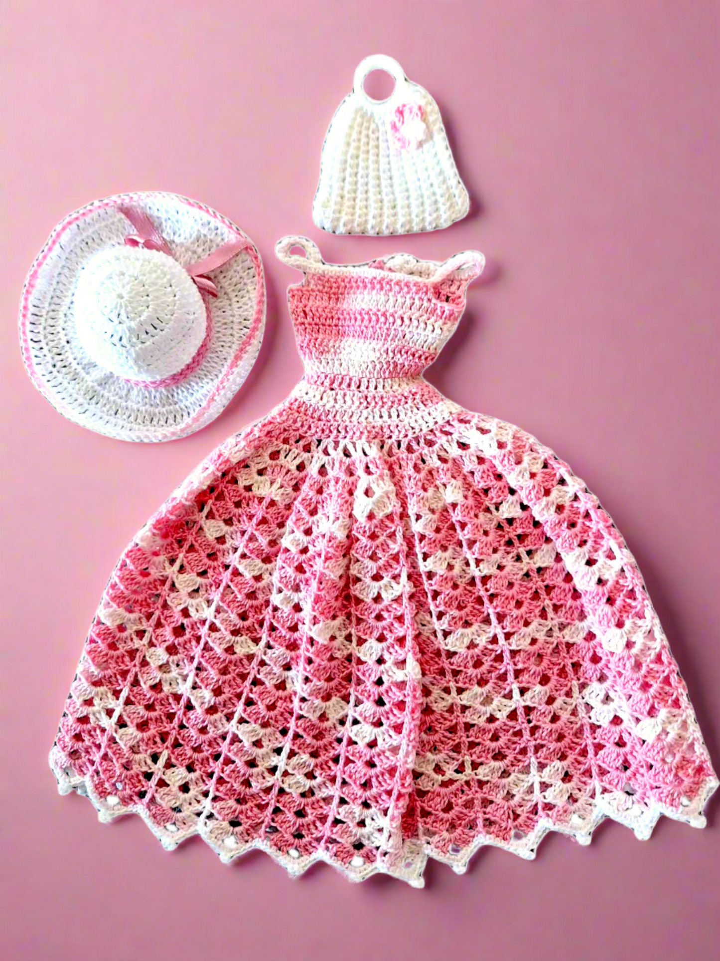 Fotografia somente da roupa, sem a boneca, para dar destaque as peças que estão para venda.