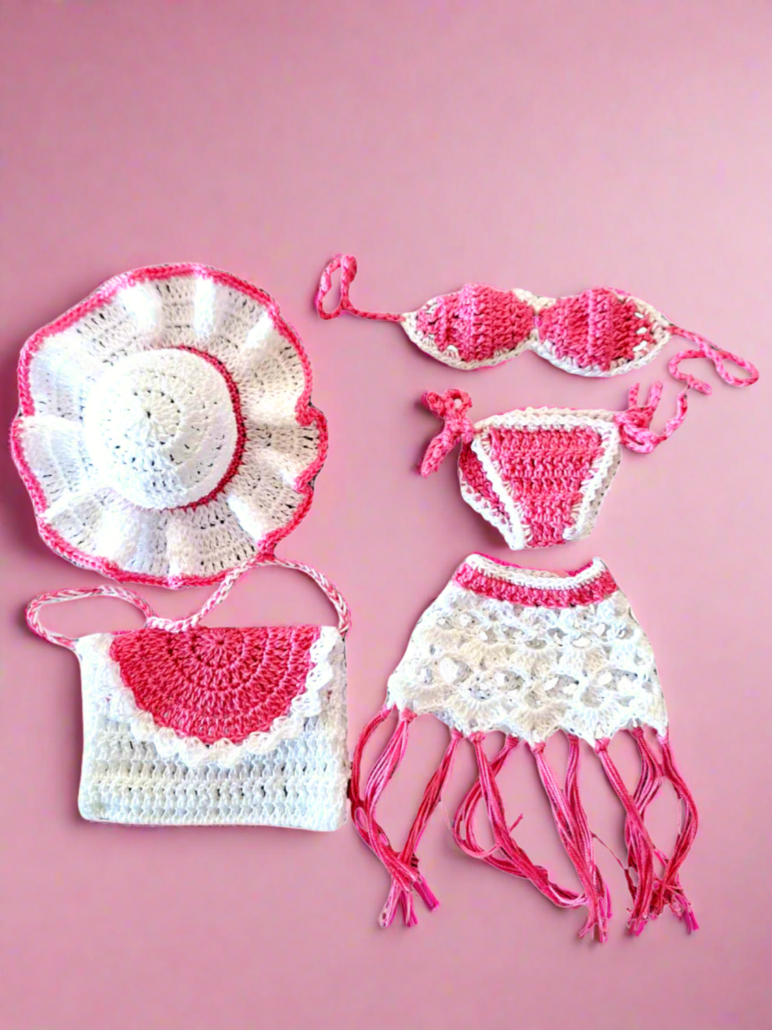Fotografia somente da roupa, sem a boneca, para dar destaque as peças que estão para venda.