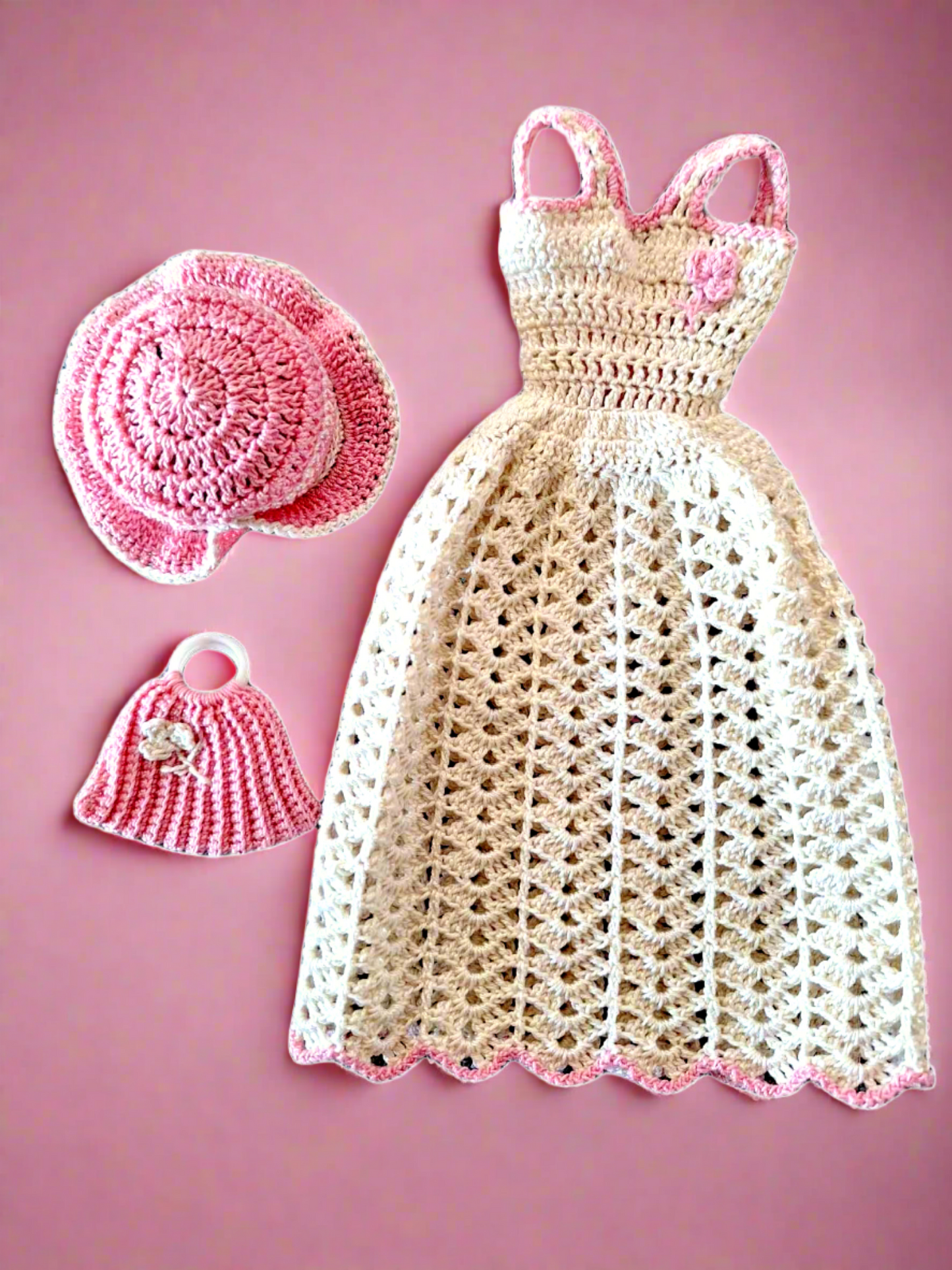 Fotografia somente da roupa, sem a boneca, para dar destaque ás peças que estão para venda.