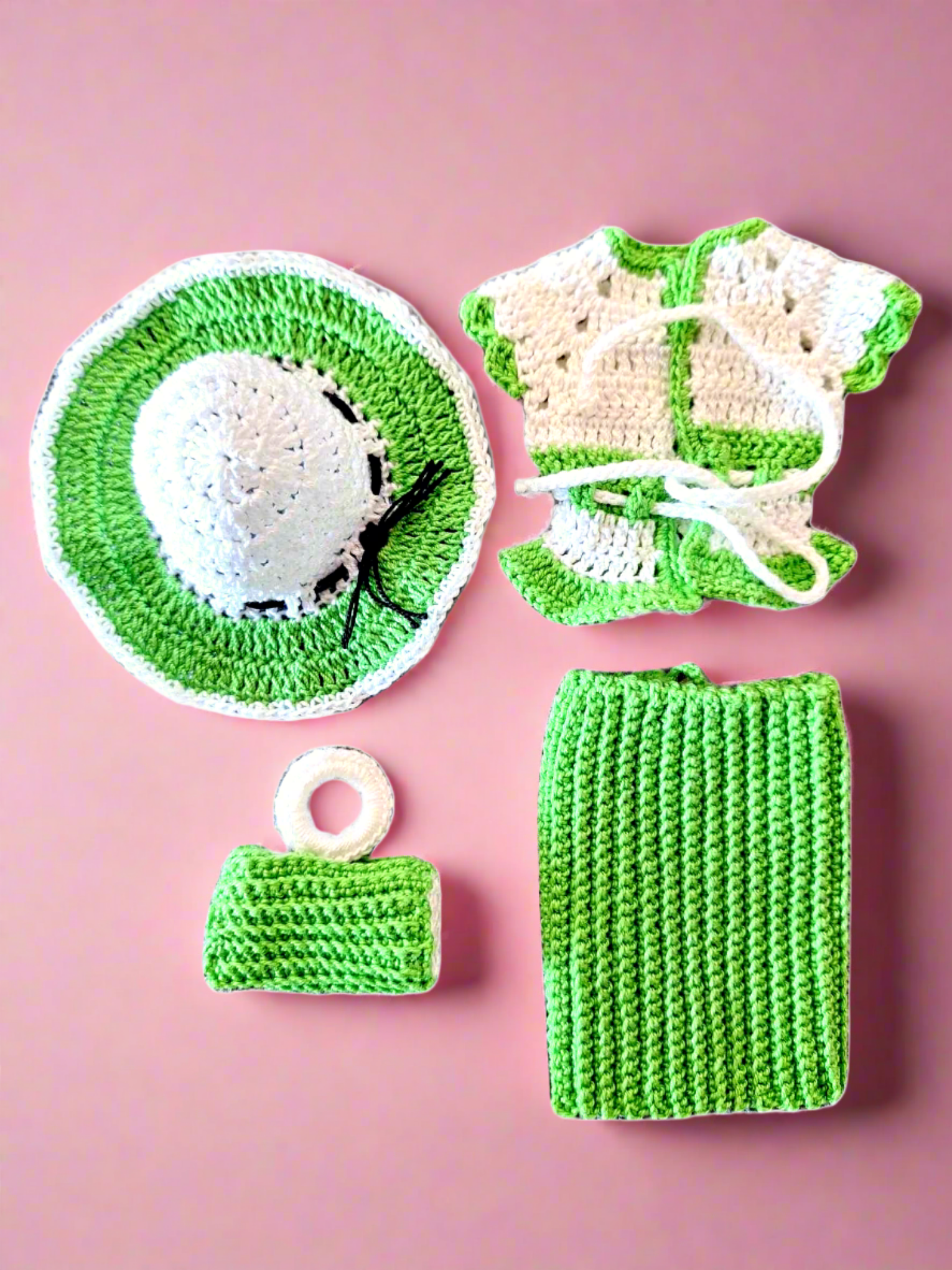 Fotografia somente da roupa, sem a boneca, para dar destaque ás peças que estão para venda.
