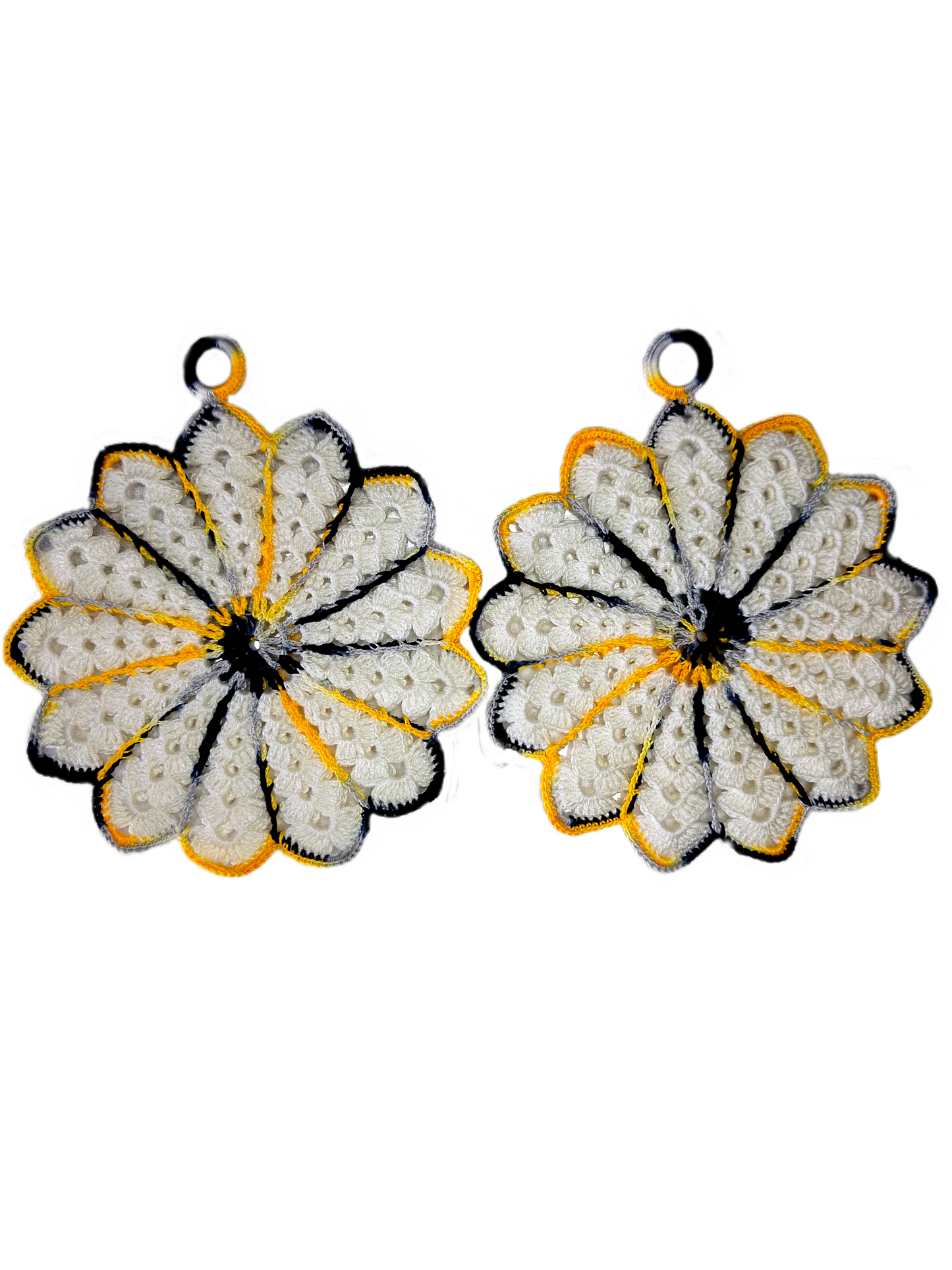 Vista frontal das pegas em forma de flor com a cor branca e matizado em tons de preto e amarelo.