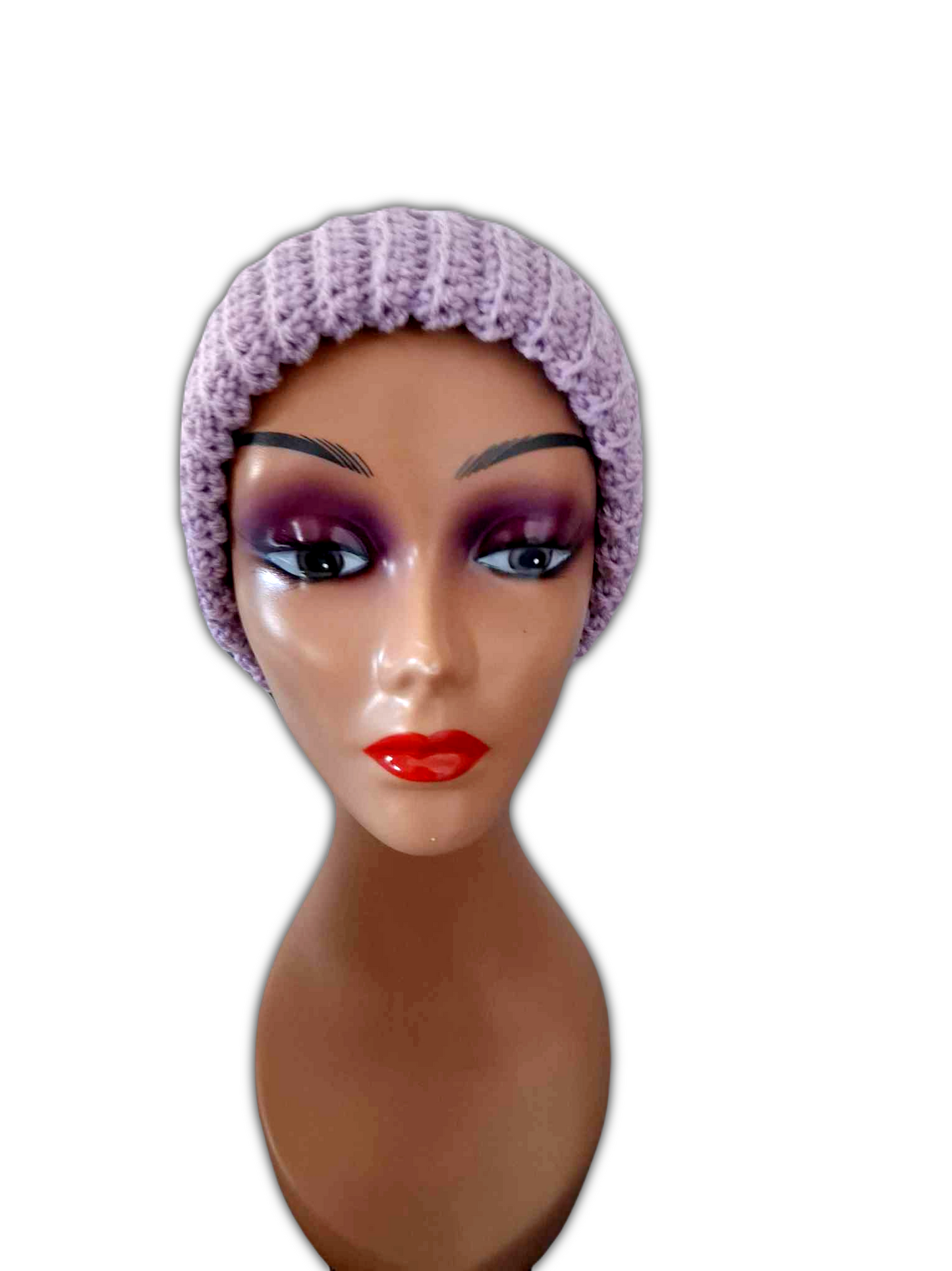Vista frontal do gorro lilás no manequim. Aqui o cliente pode observar como o produto fica na cabeça.