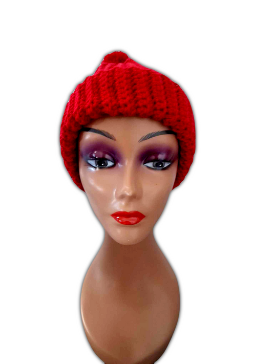 Vista frontal do gorro vermelho, no manequim. Aqui o cliente pode ver como este fica na cabeça.
