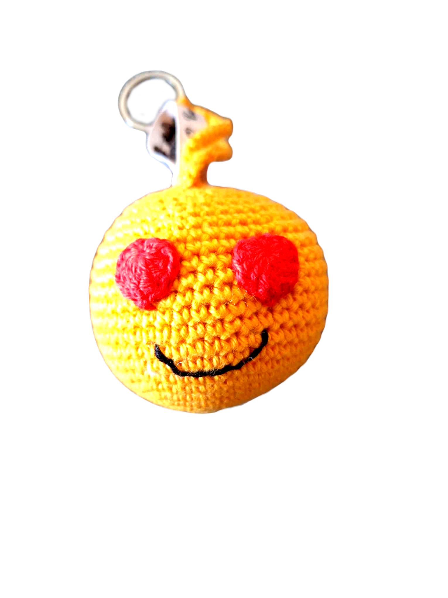 Porta chaves com o formato do emoji "amoroso". Este é bem redondinho e completamente amarelo, tirando os seus olhos com o formato de corações vermelhos e o seu sorriso preto. 