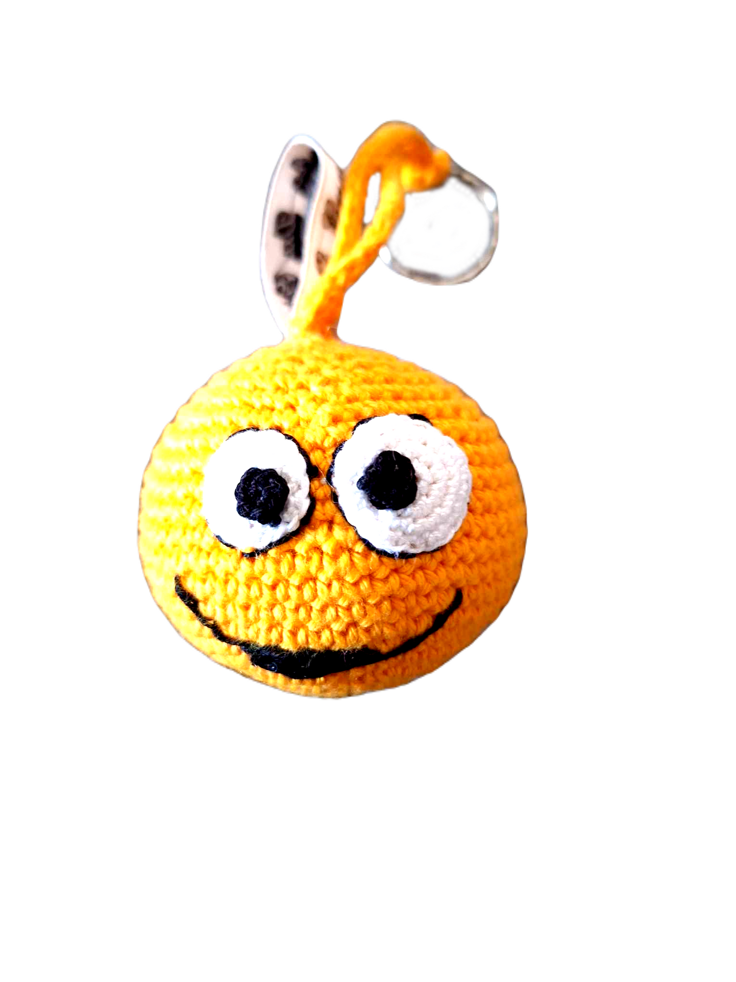 Porta Chaves com o formato do emoji "Tonto". Este é redondo e completamente amarelo, com a exceção dos olhos, que também são redondos, (o direito maior que o esquerdo), brancos com a iris preta e a boca, com um sorriso torto, também preta.  