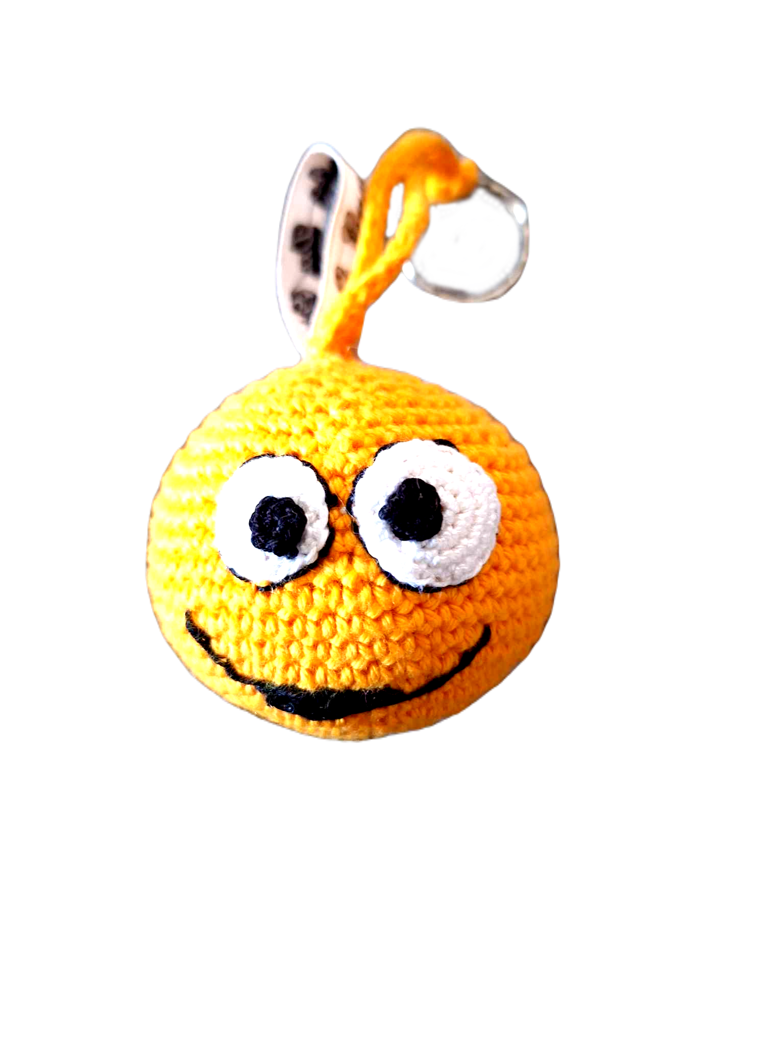 Porta Chaves com o formato do emoji "Tonto". Este é redondo e completamente amarelo, com a exceção dos olhos, que também são redondos, (o direito maior que o esquerdo), brancos com a iris preta e a boca, com um sorriso torto, também preta.  
