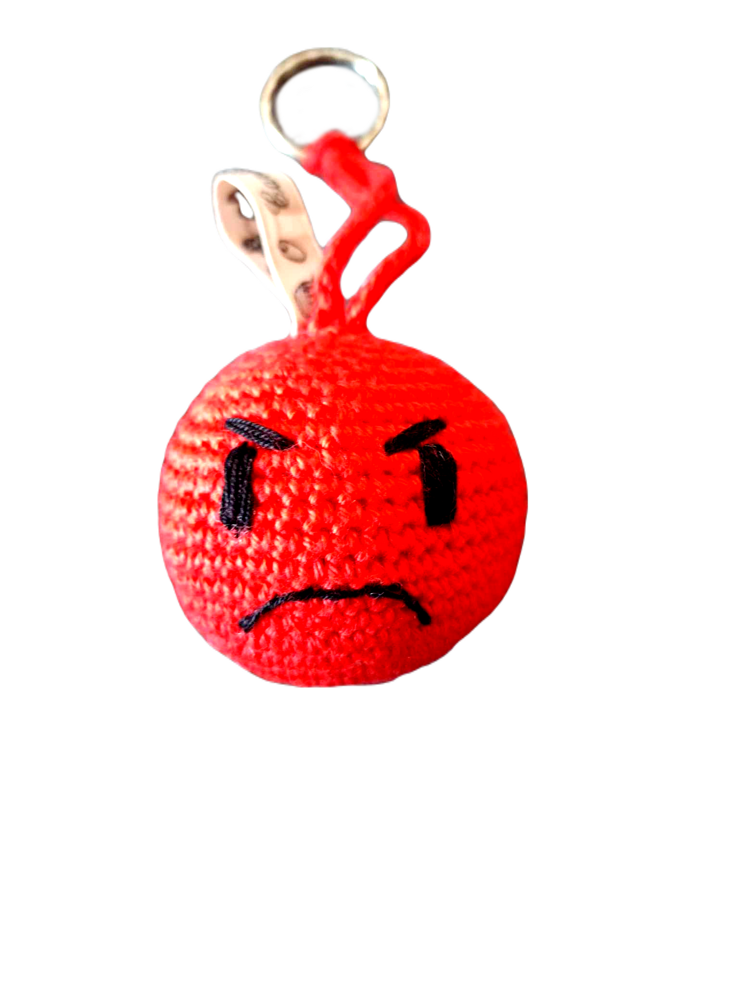 Porta Chaves com o formato do emoji "Zangado". Este é redondo e completamente vermelho, com a exceção da boca, olhos e sobrancelhas, que são da cor preta. 
