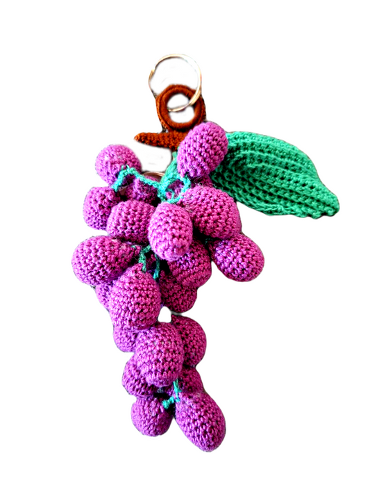 Porta Chaves com o formato de um cacho de uvas, com os seus bagos roxos, caule e folha verde e pé castanho.