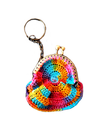 Este produto é a variante da Carteirinha Matizado Colorido, em que o único aspeto que as diferem é o tamanho. Esta é ligeiramente mais curta no comprimento mas, para compensar, tem um centímetro a mais de largura. Tal como o artigo anterior, pode ser utilizado como porta moedas.  