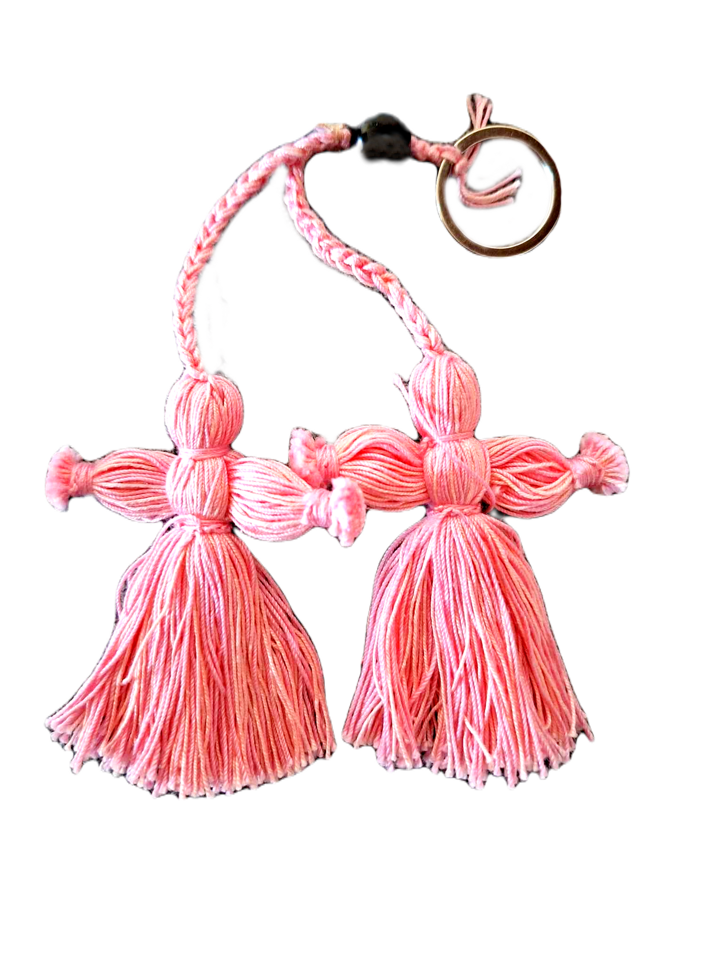 Porta chaves com o formato de duas meninas, totalmente cor de rosa. Este é feito com molhinhos de linha simples, com pequenos nós para definir a forma do corpo. 