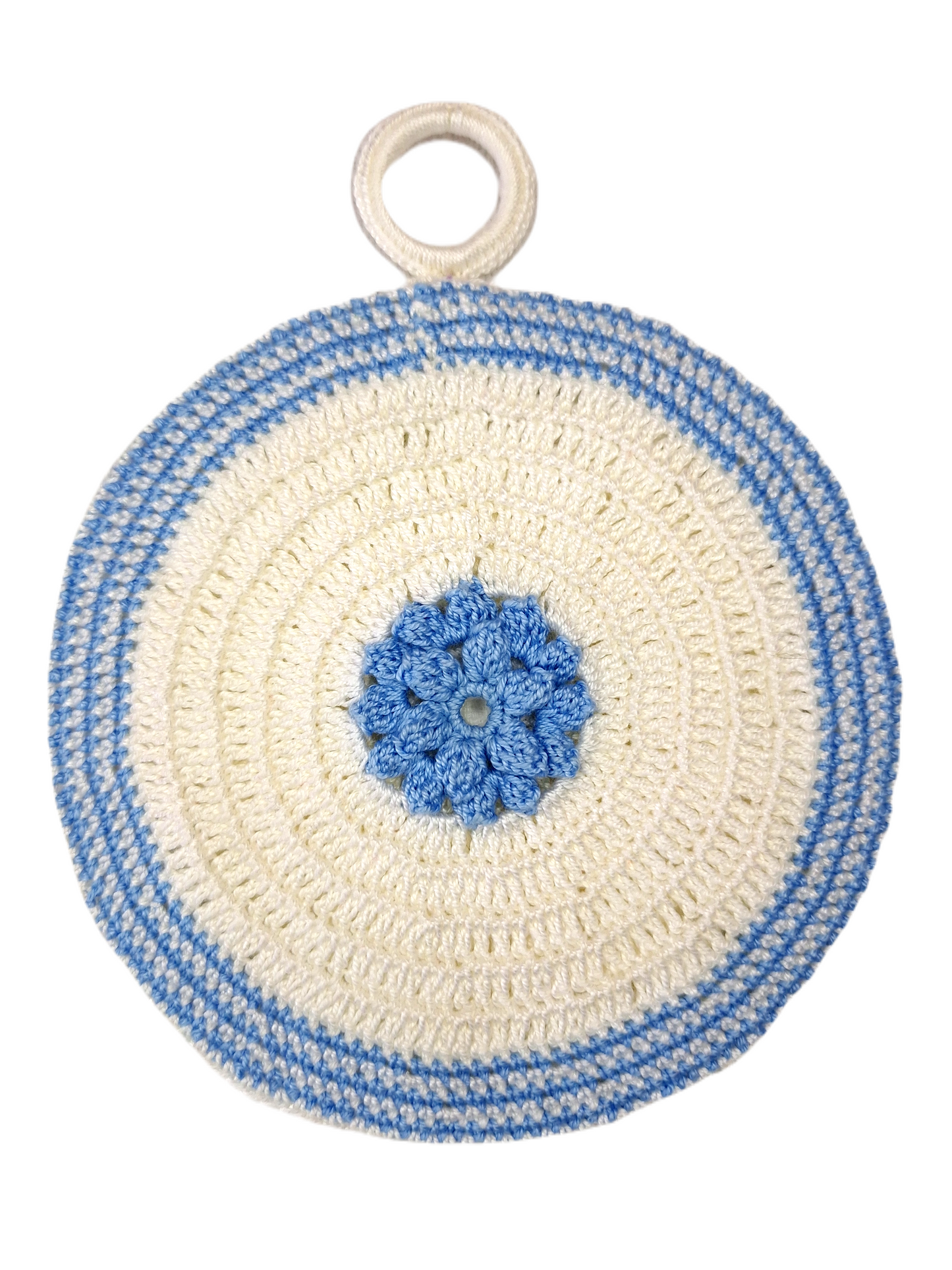 Vista aproximada de uma das pegas para se ver os bonitos pormenores da flor central e do padrão de crochet.