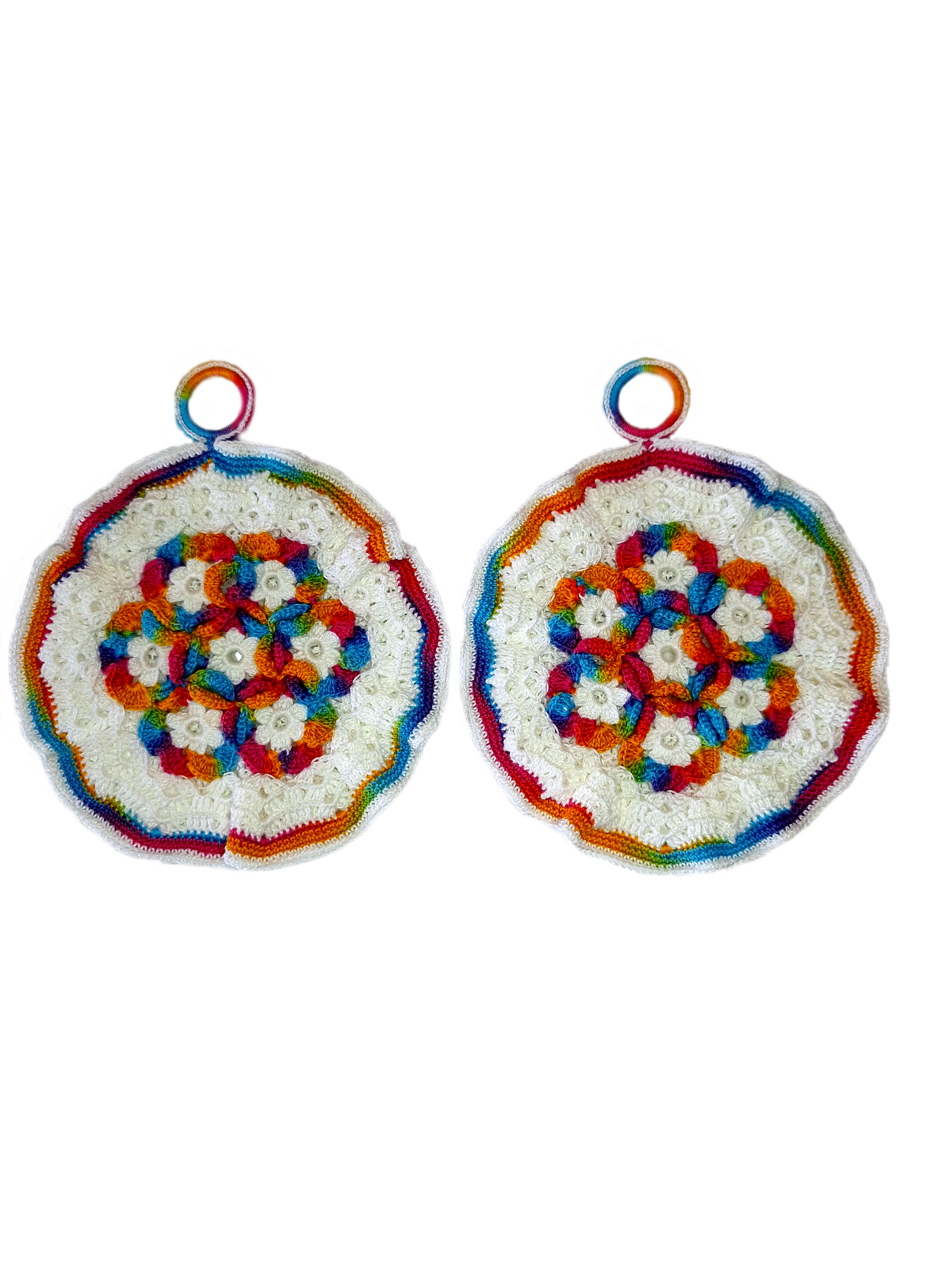 Parte frontal das pegas. Estas são redondas com rebordo em branco e matizado com as cores do arco iris. No centro tem um lindo padrão com flores brancas e o matizado a volta de cada flor.  