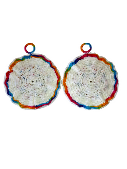 A parte de trás tem à mesma o rebordo branco e matizado (arco iris), mas nesta face o centro é completamente em branco com um padrão simples.  