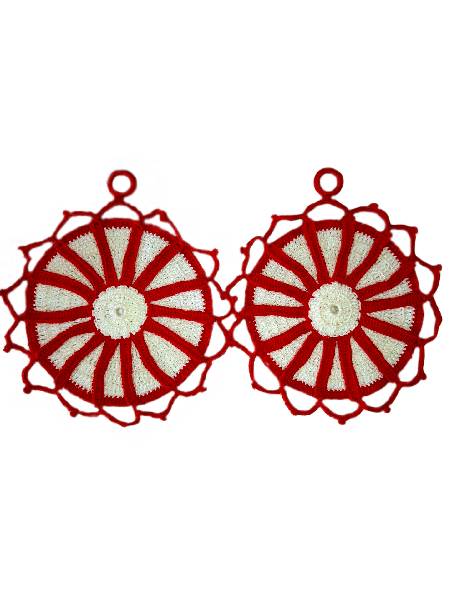 Parte frontal das pegas. Estas são redondas com o rebordo em vermelho num bonito padrão aberto a imitar as pétalas de uma flor.  O centro e base são em branco com tiras vermelhas que ligam o rebordo e o centro da peça.