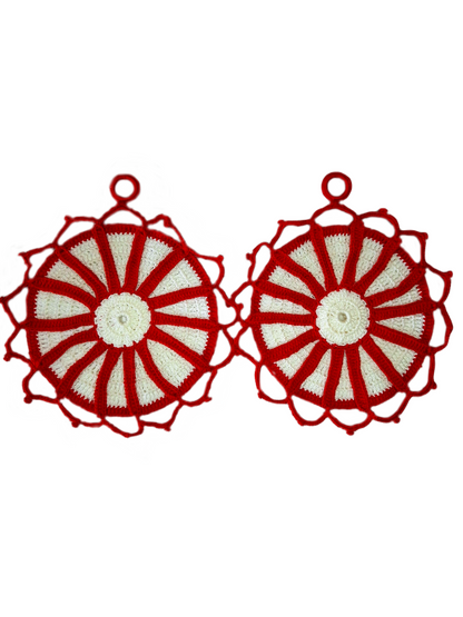 Parte frontal das pegas. Estas são redondas com o rebordo em vermelho num bonito padrão aberto a imitar as pétalas de uma flor.  O centro e base são em branco com tiras vermelhas que ligam o rebordo e o centro da peça.