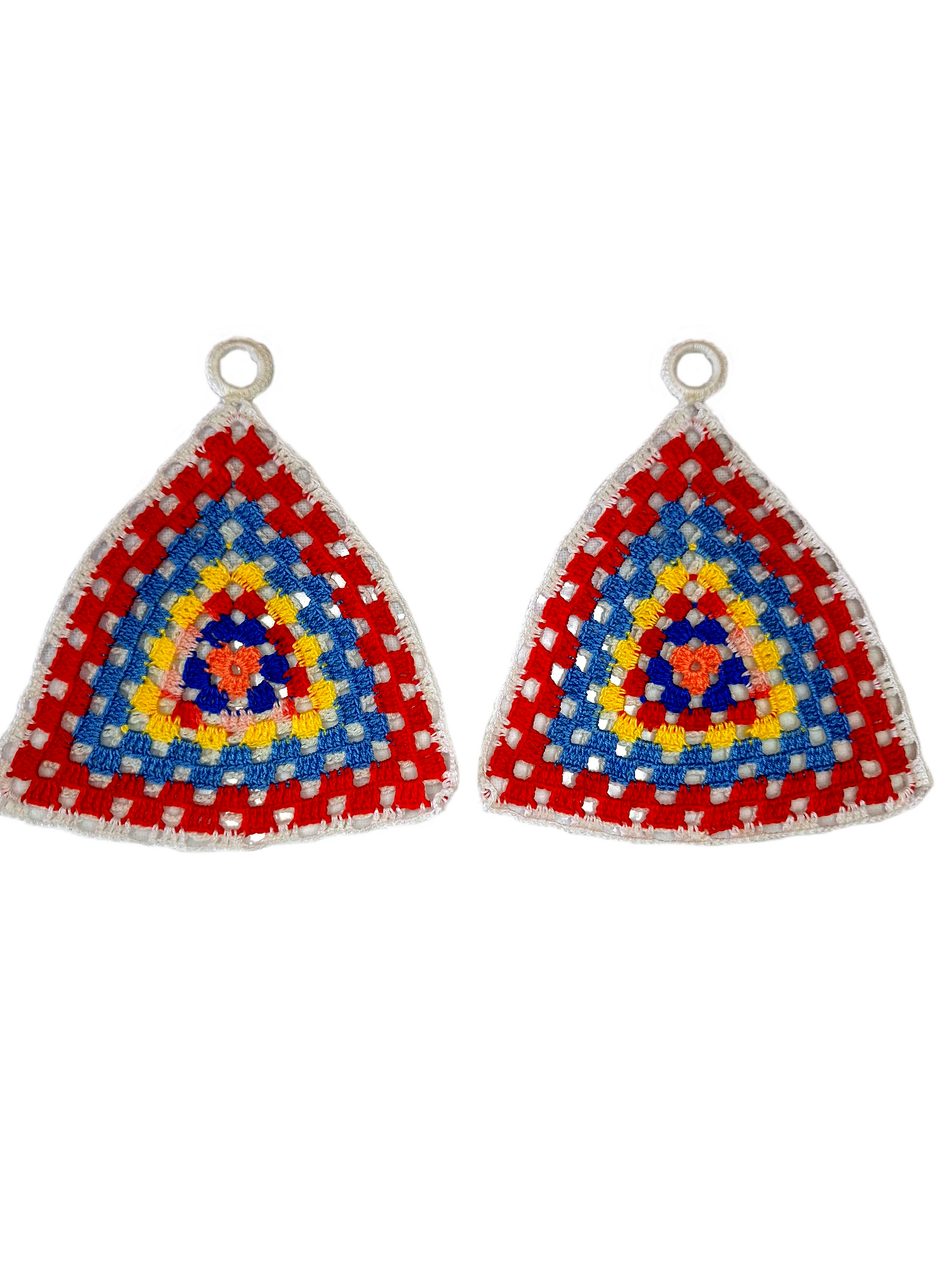Vista frontal das pegas. Estas são triangulares e compostas por 6 cores: branco, vermelho, azul claro, amarelo, azul escuro e laranja. 